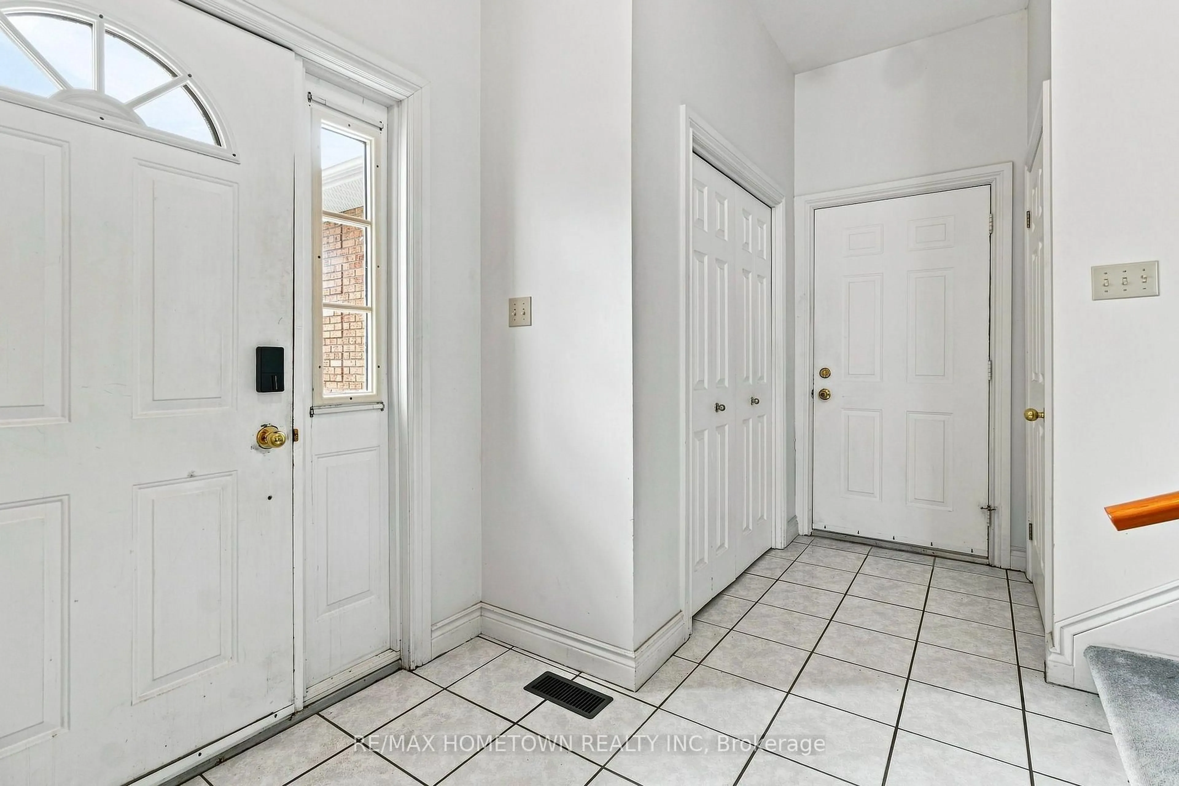 Indoor entryway for 996 Massie Dr, Prescott Ontario K0E 1T0