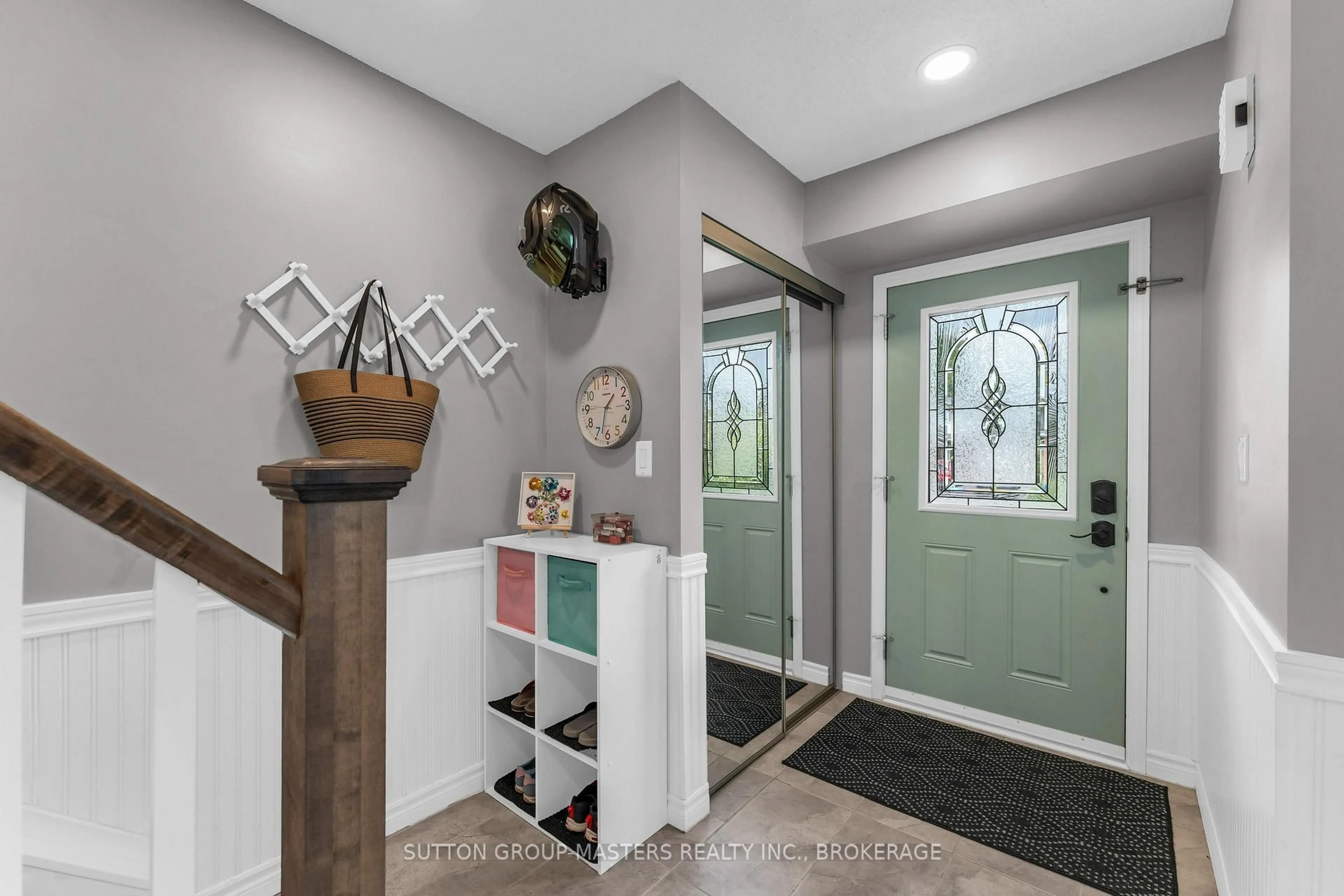 Indoor entryway for 700 Cedarwood Dr, Kingston Ontario K7P 2H9
