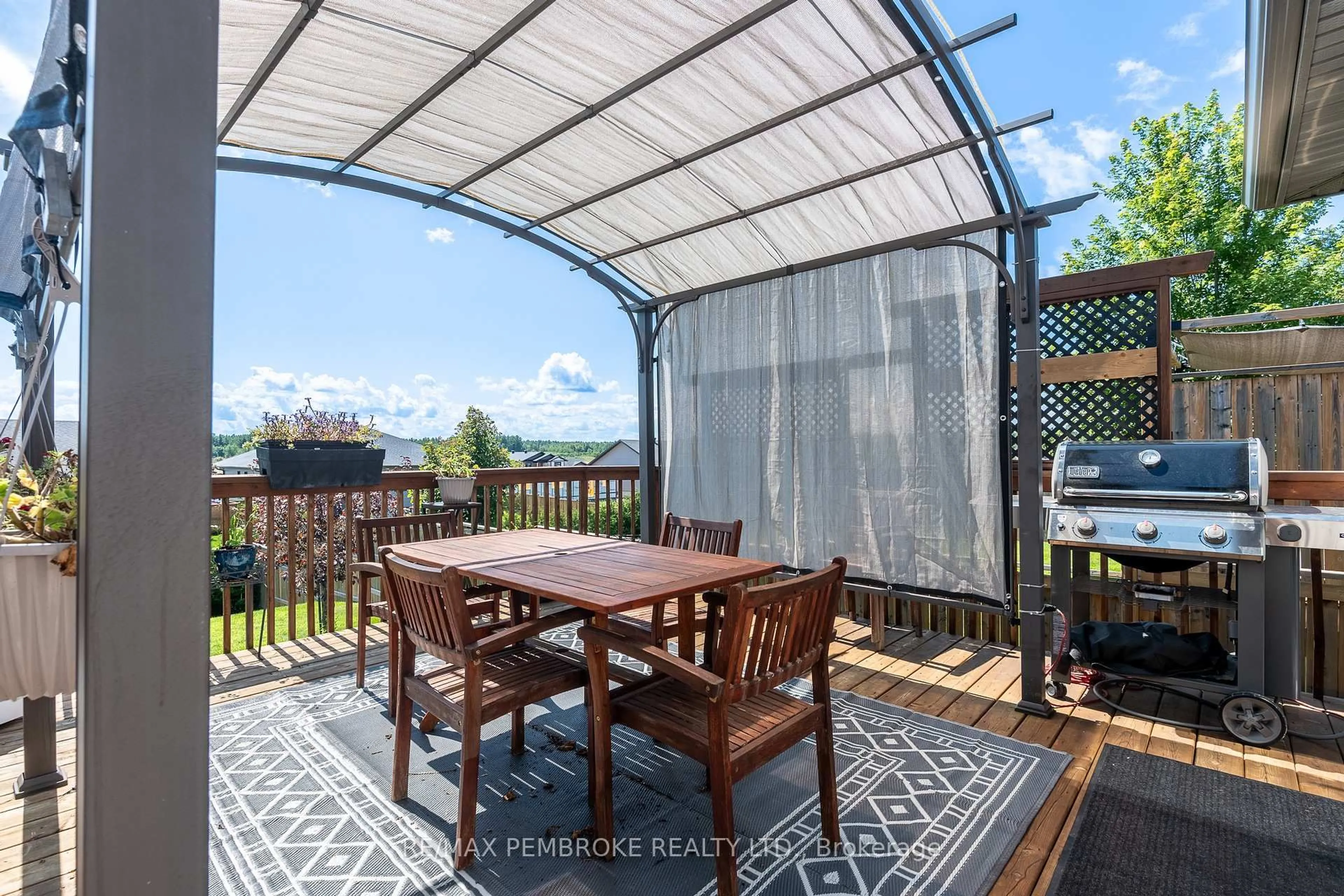 Patio, street for 73 Noble Cres, Petawawa Ontario K8H 0G1