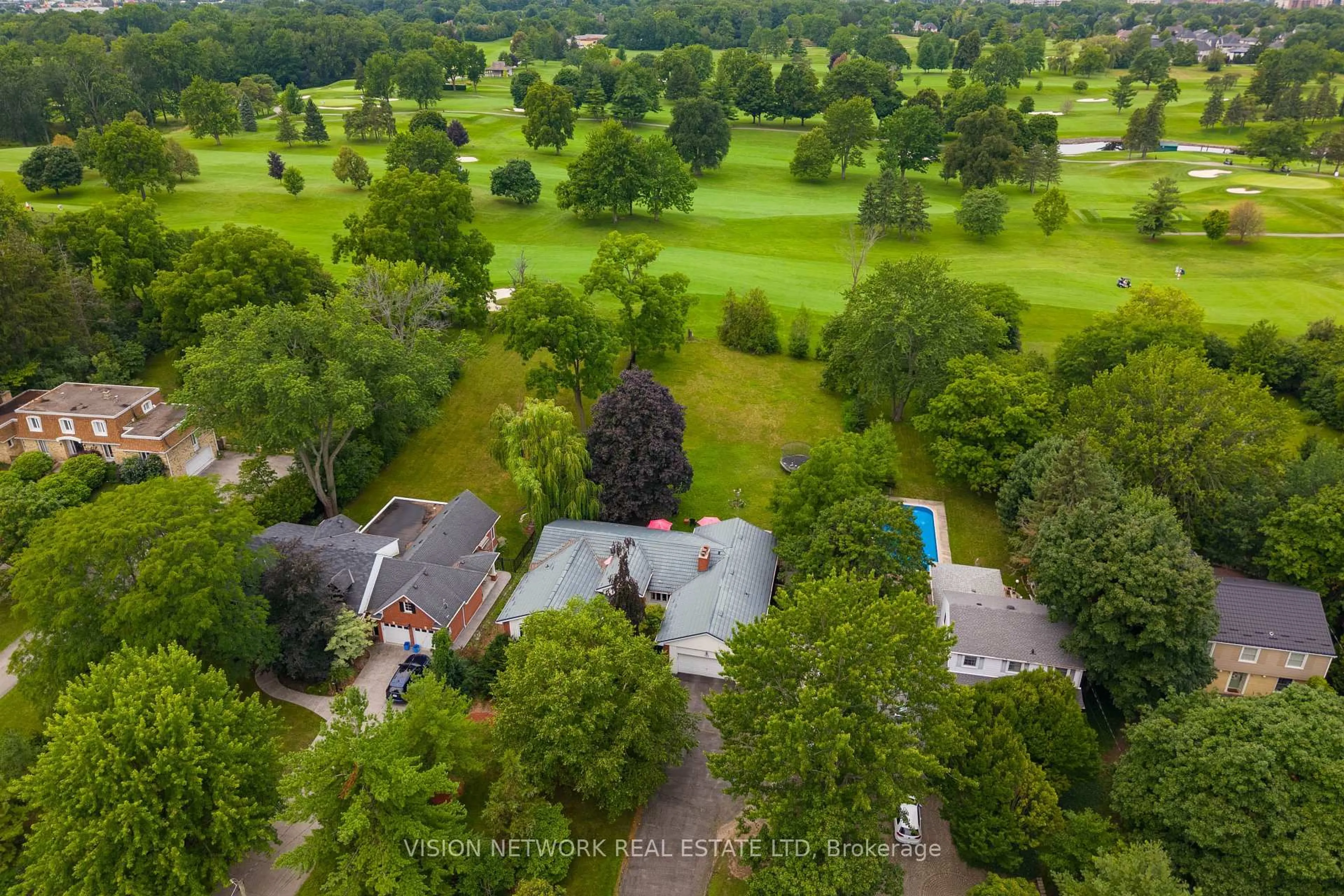 A pic from outside/outdoor area/front of a property/back of a property/a pic from drone, unknown for 543 Upper Queens St, London South Ontario N6C 3T8
