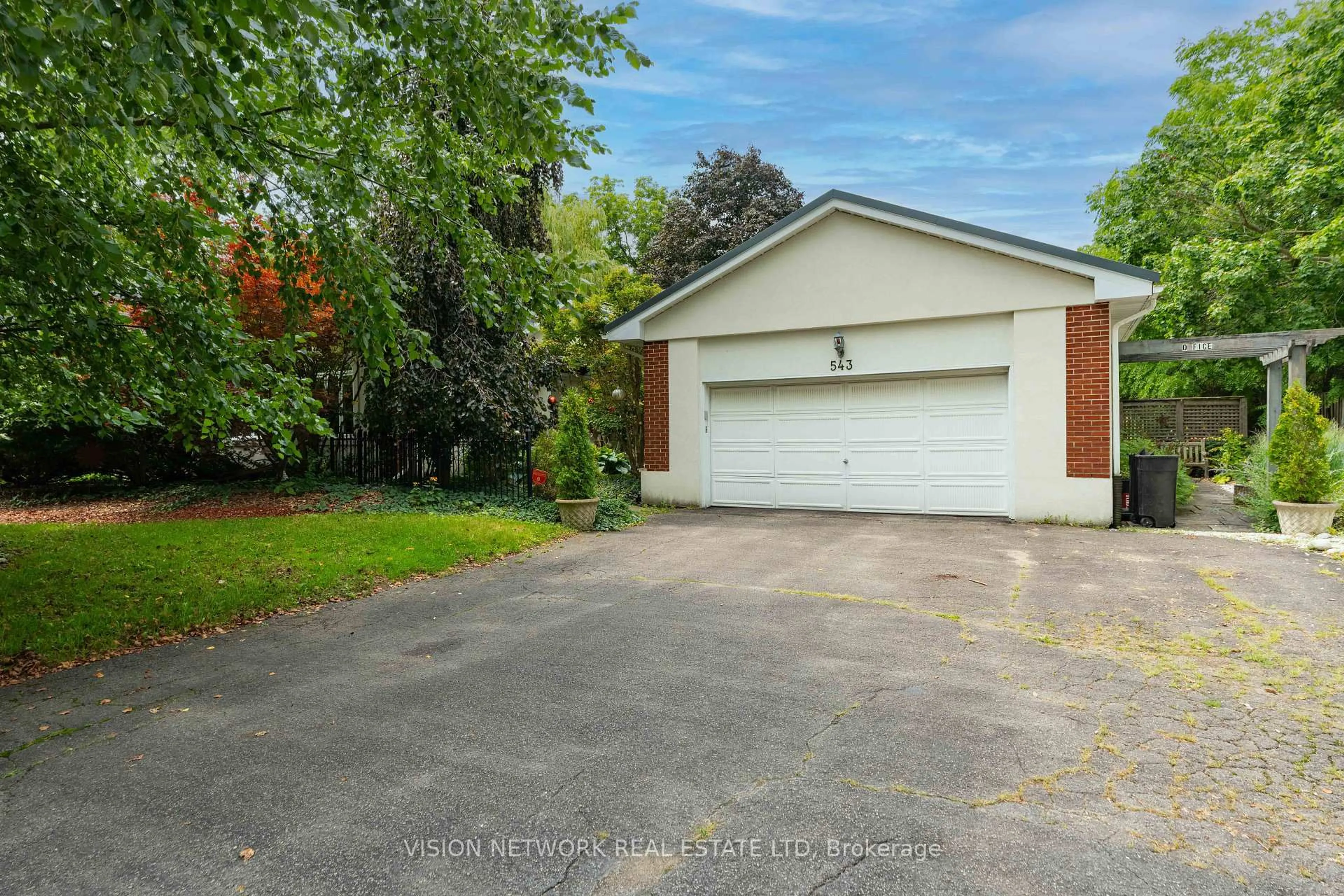 A pic from outside/outdoor area/front of a property/back of a property/a pic from drone, street for 543 Upper Queens St, London South Ontario N6C 3T8
