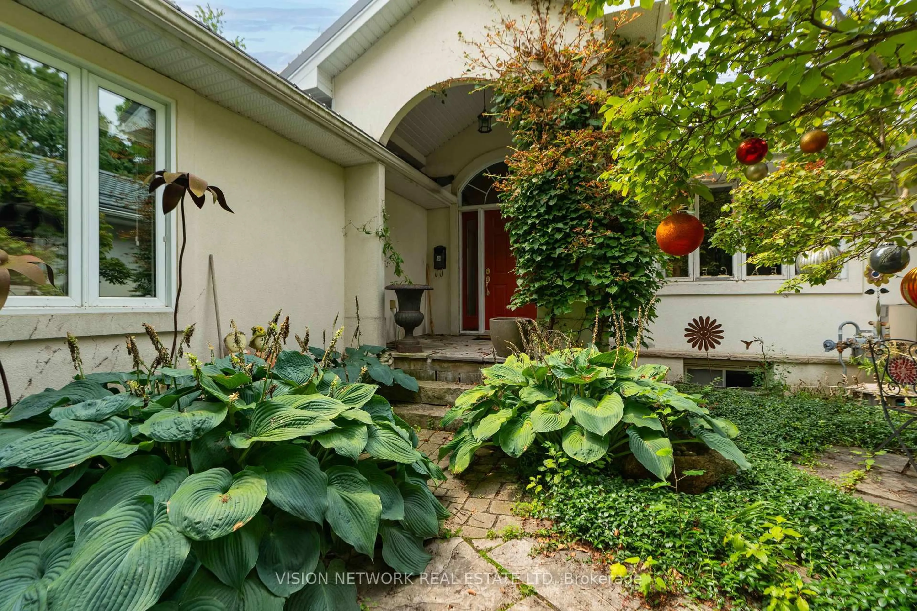 Indoor entryway for 543 Upper Queens St, London South Ontario N6C 3T8