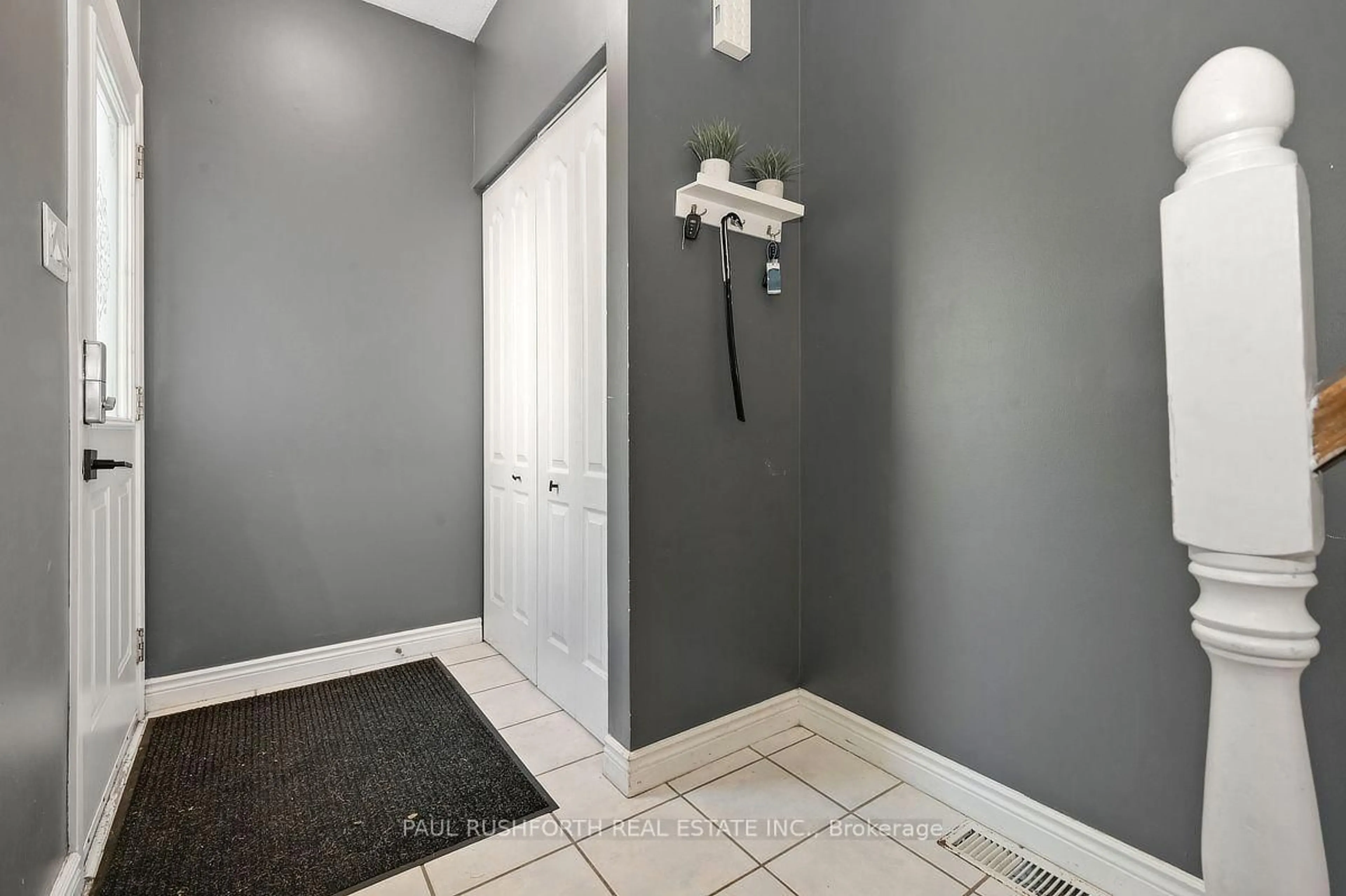 Indoor entryway for 5 Sonnet Cres #D, Ottawa Ontario K2H 8W8