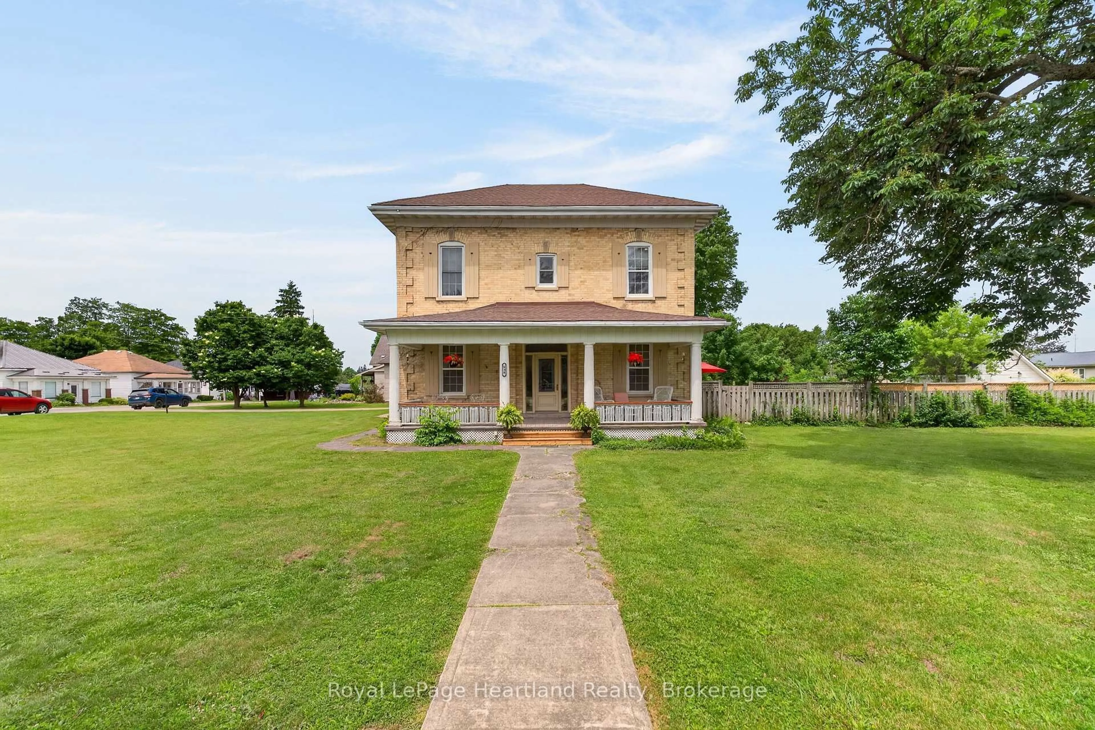 A pic from outside/outdoor area/front of a property/back of a property/a pic from drone, building for 638 Havelock St, Huron-Kinloss Ontario N0G 2H0