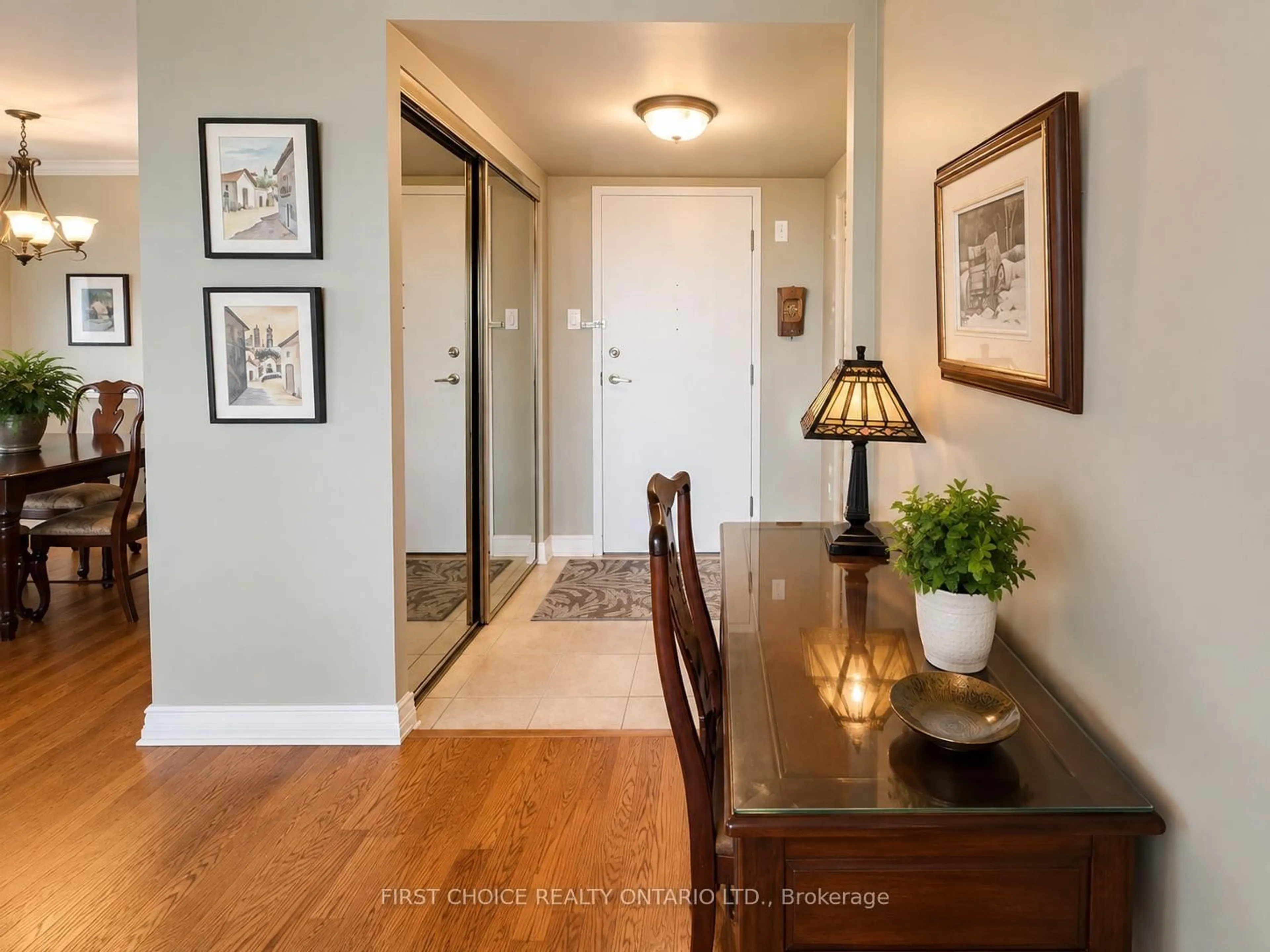 Indoor entryway for 1510 Riverside Dr #1406, Ottawa Ontario K1G 4X5