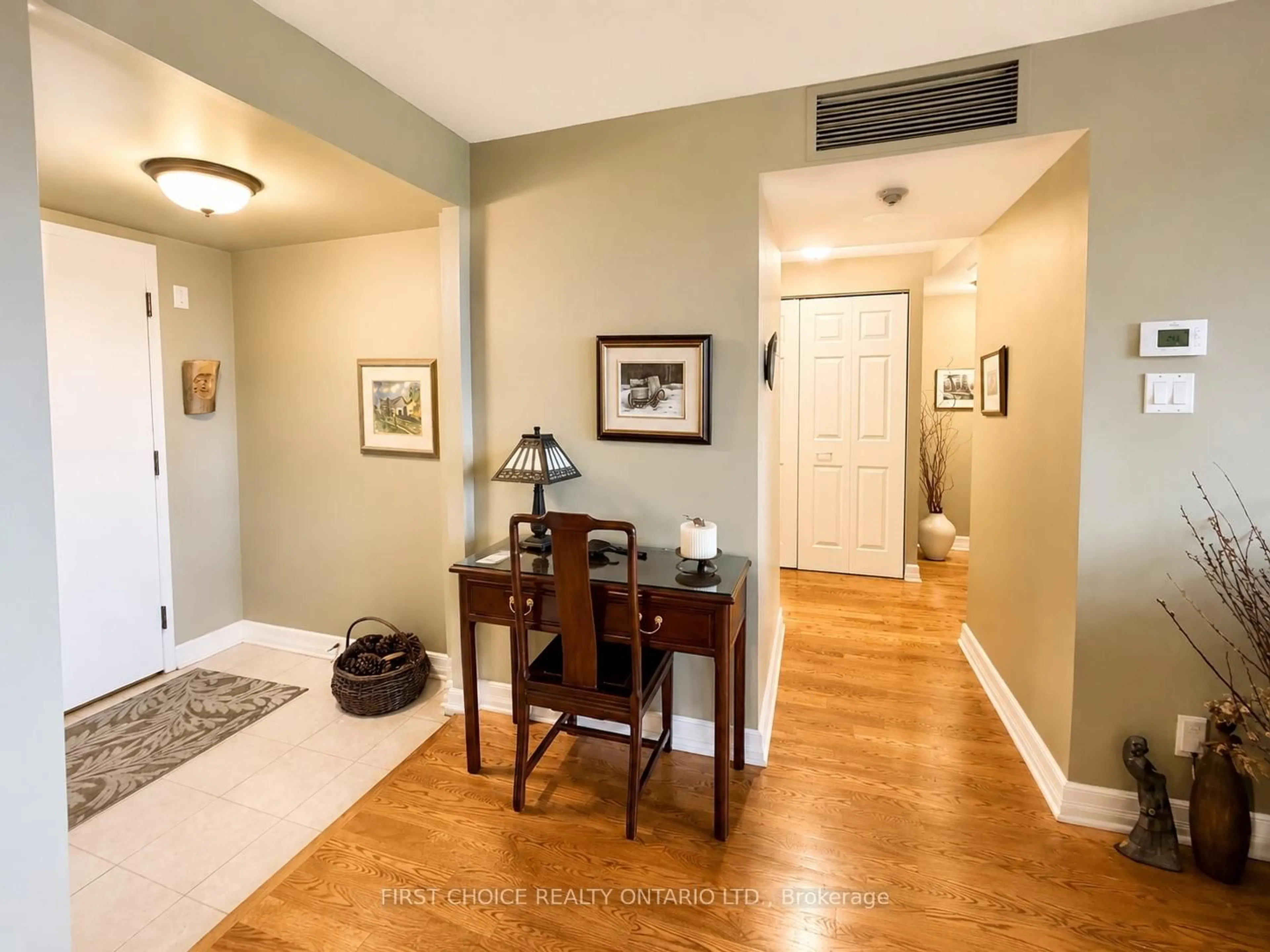 Indoor entryway for 1510 Riverside Dr #1406, Ottawa Ontario K1G 4X5