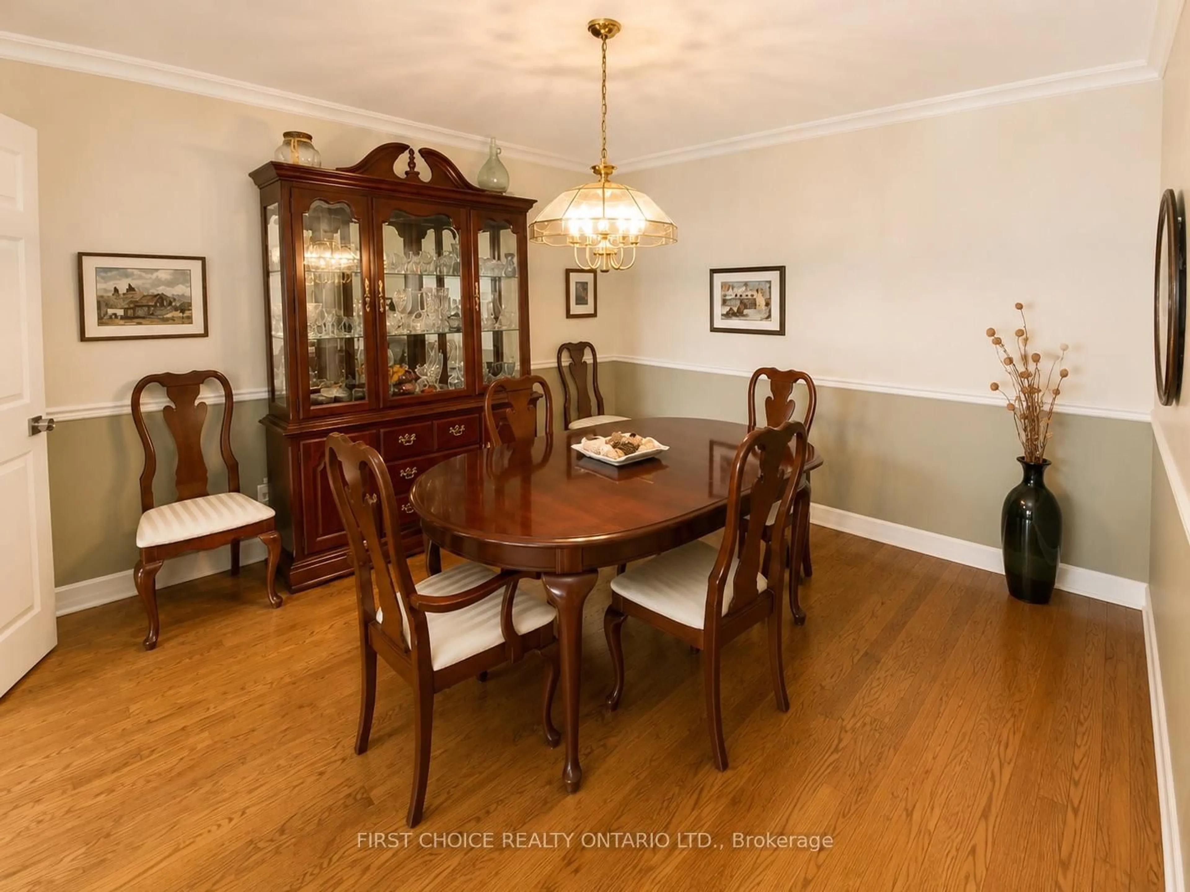 Dining room, wood/laminate floor for 1510 Riverside Dr #1406, Ottawa Ontario K1G 4X5