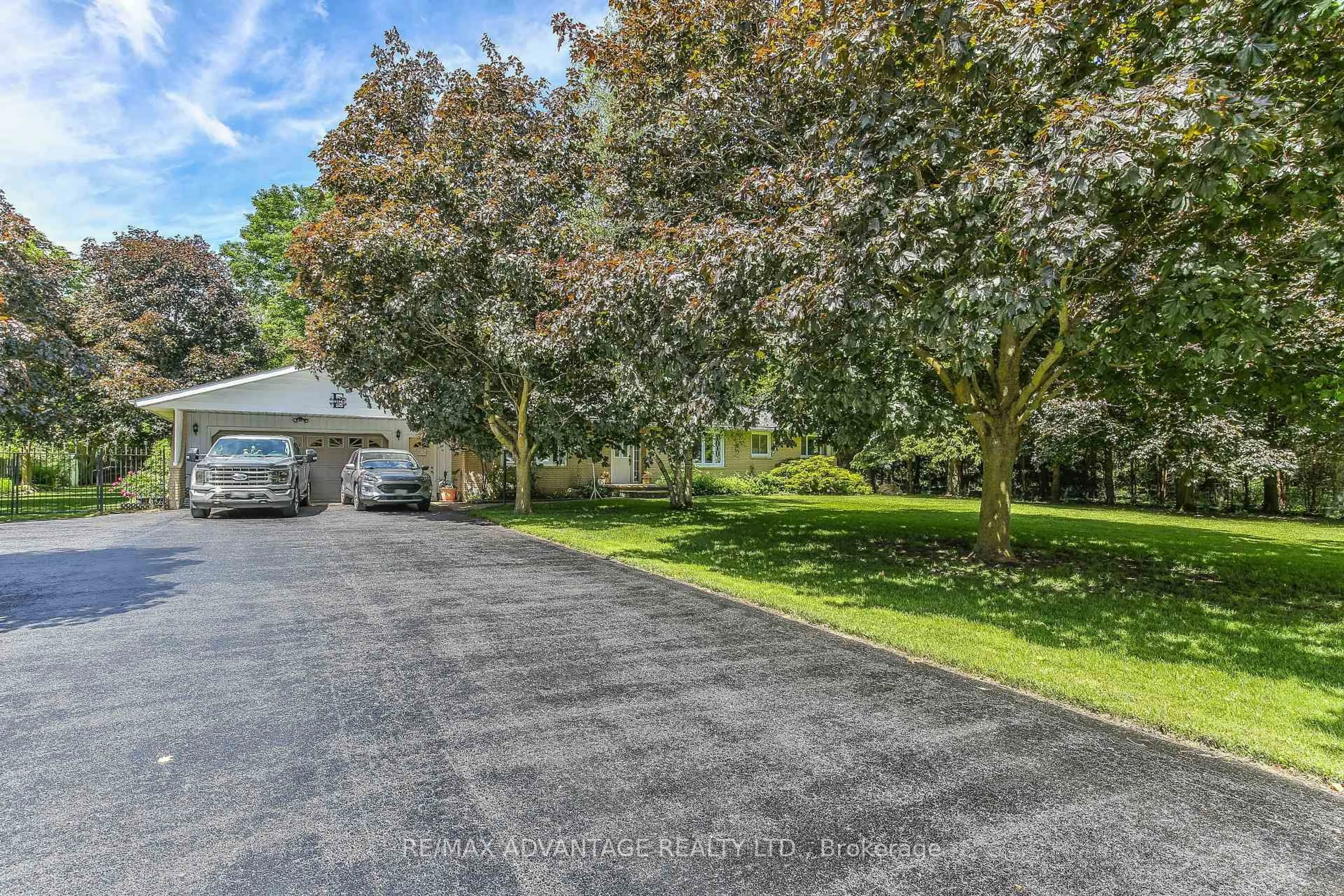 A pic from outside/outdoor area/front of a property/back of a property/a pic from drone, street for 23617 Wellburn Rd, Thames Centre Ontario N4X 1C6