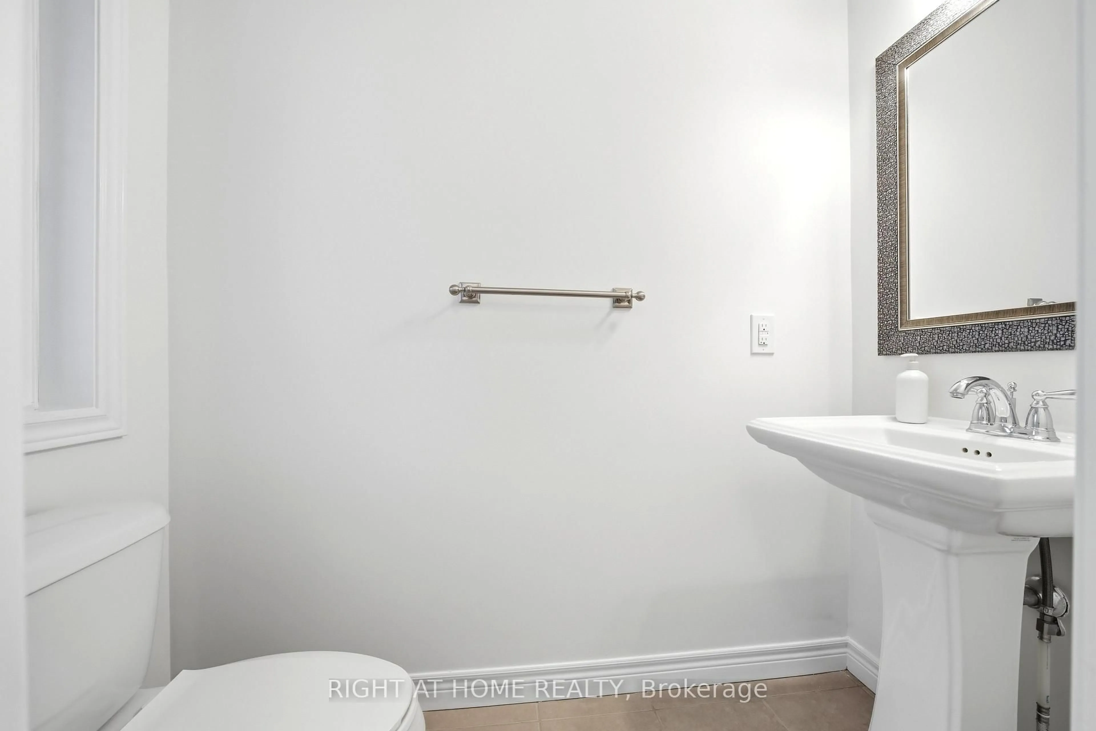 Standard bathroom, unknown for 32 Rolling Lane, Hamilton Ontario L8K 0A1