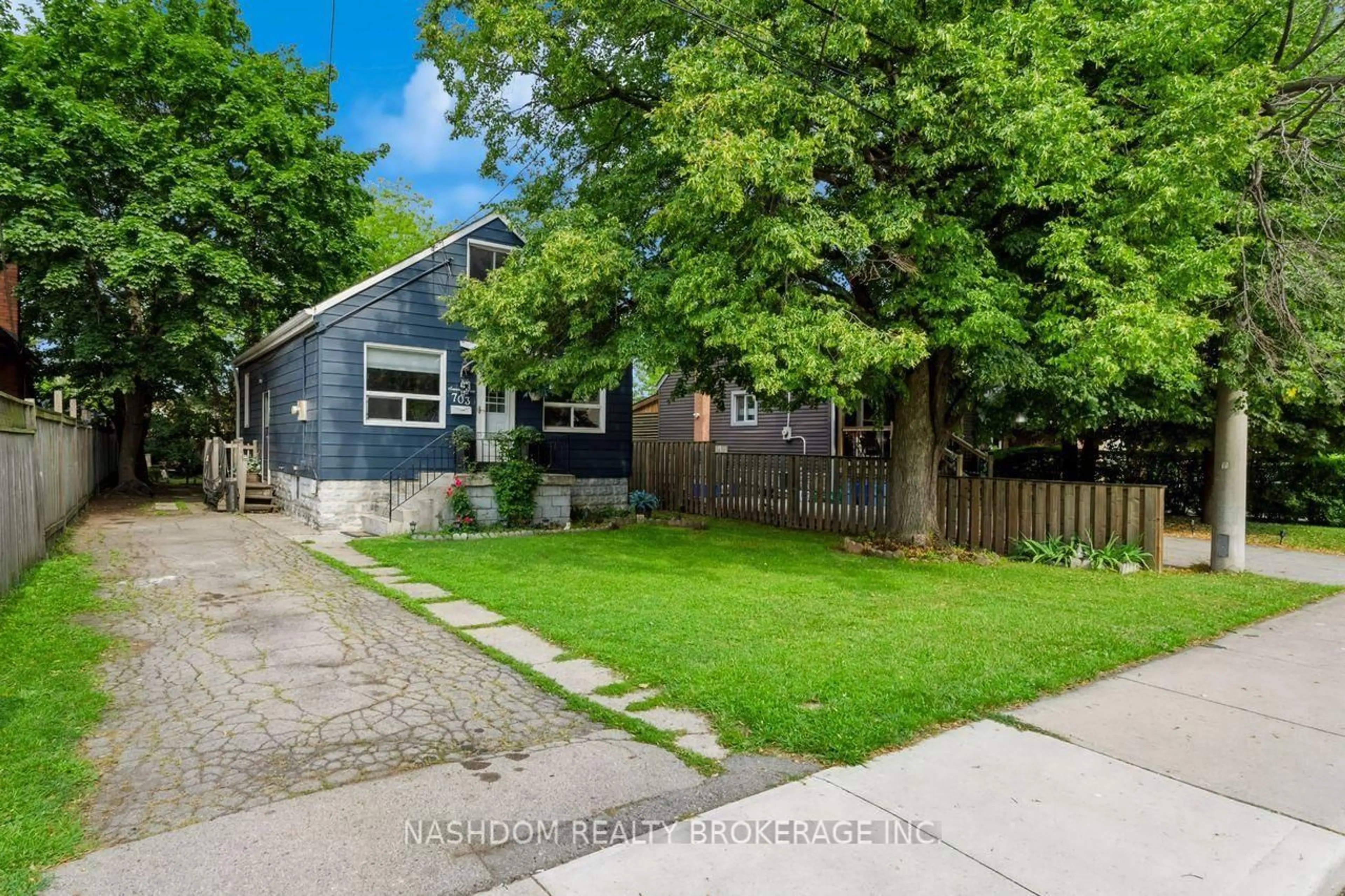 A pic from outside/outdoor area/front of a property/back of a property/a pic from drone, street for 703 Brighton Ave, Hamilton Ontario L8H 6H5