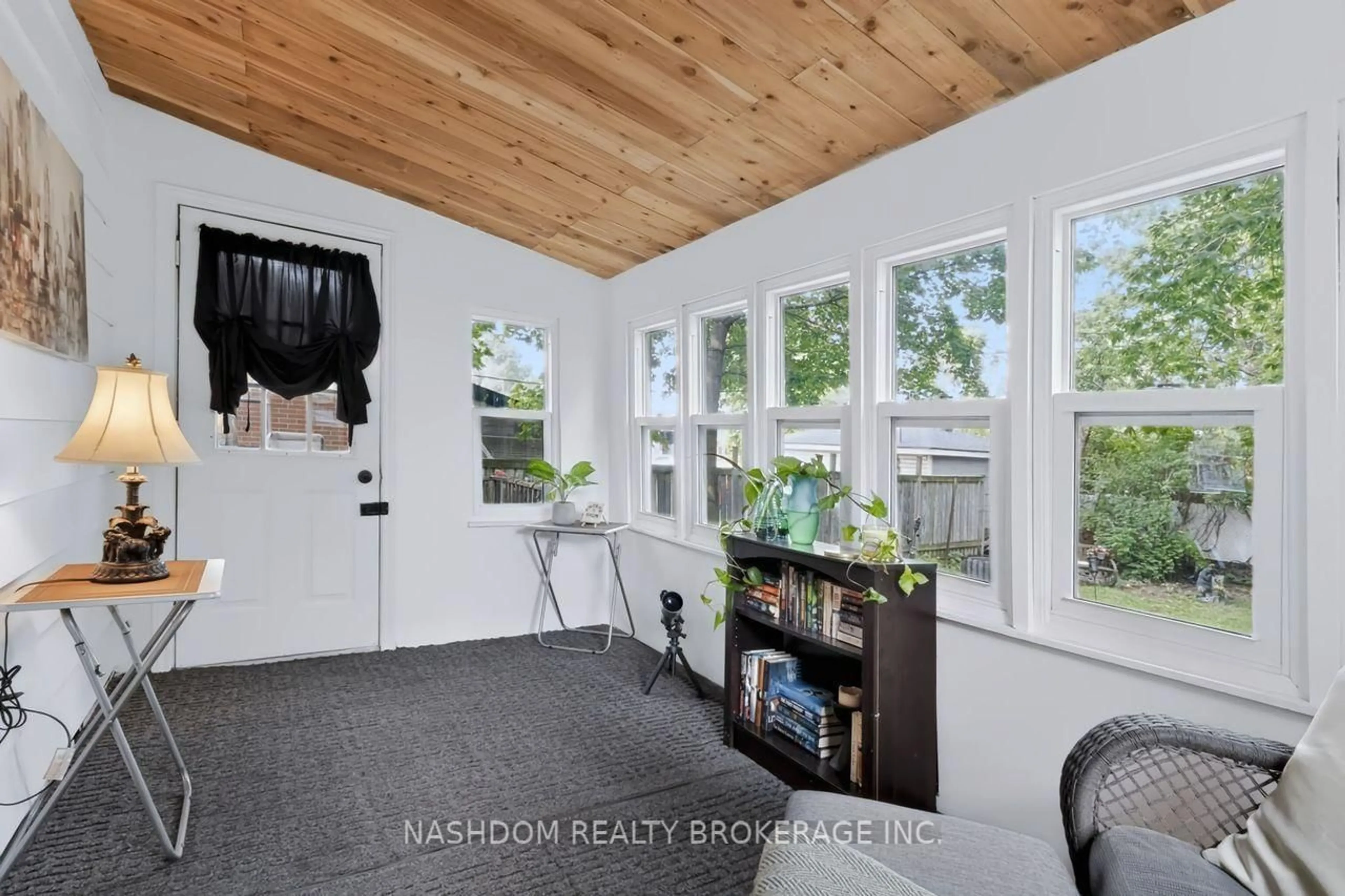 Indoor entryway for 703 Brighton Ave, Hamilton Ontario L8H 6H5