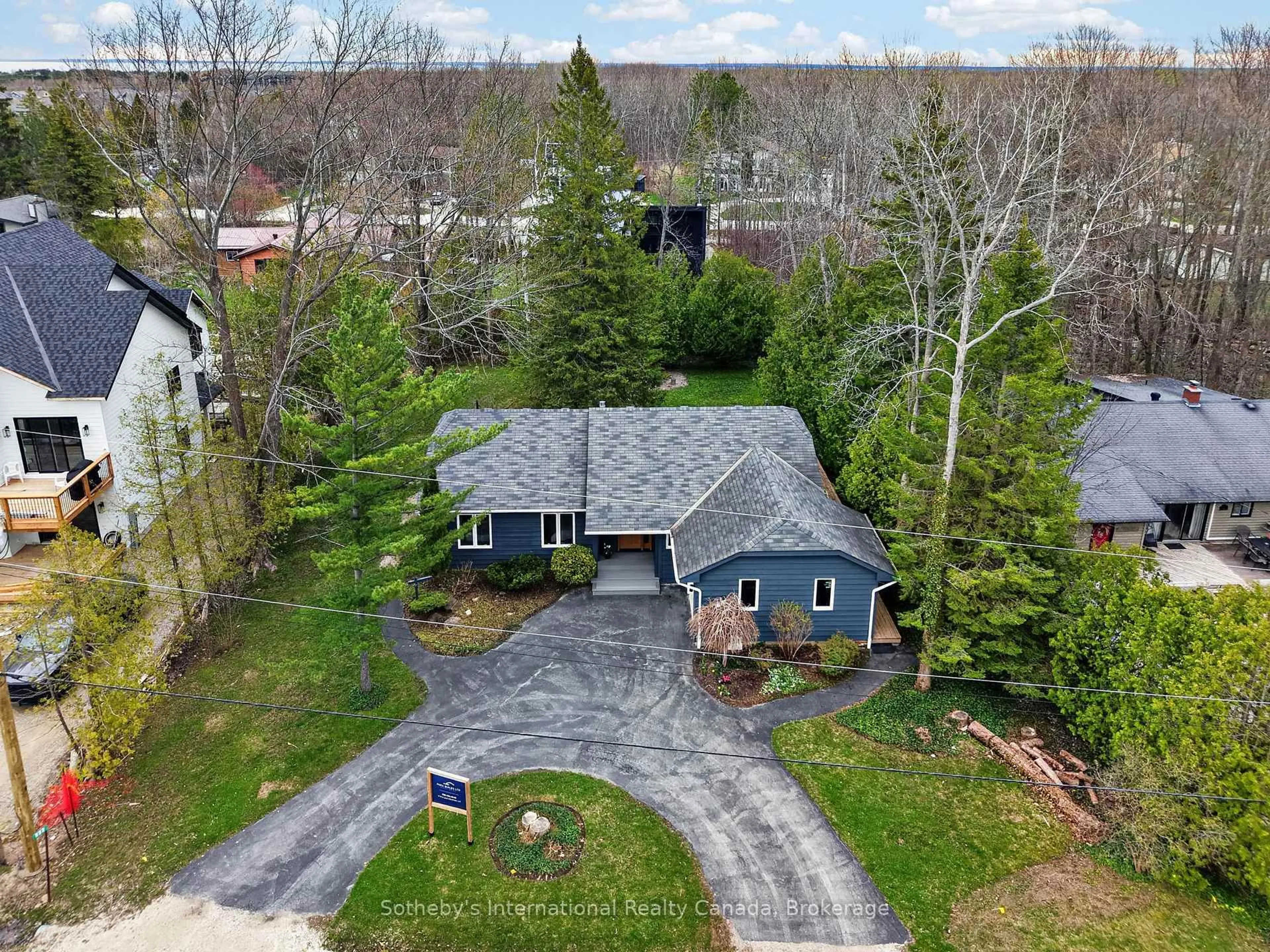 A pic from outside/outdoor area/front of a property/back of a property/a pic from drone, street for 111 Patricia Dr, Blue Mountains Ontario L9Y 0P1