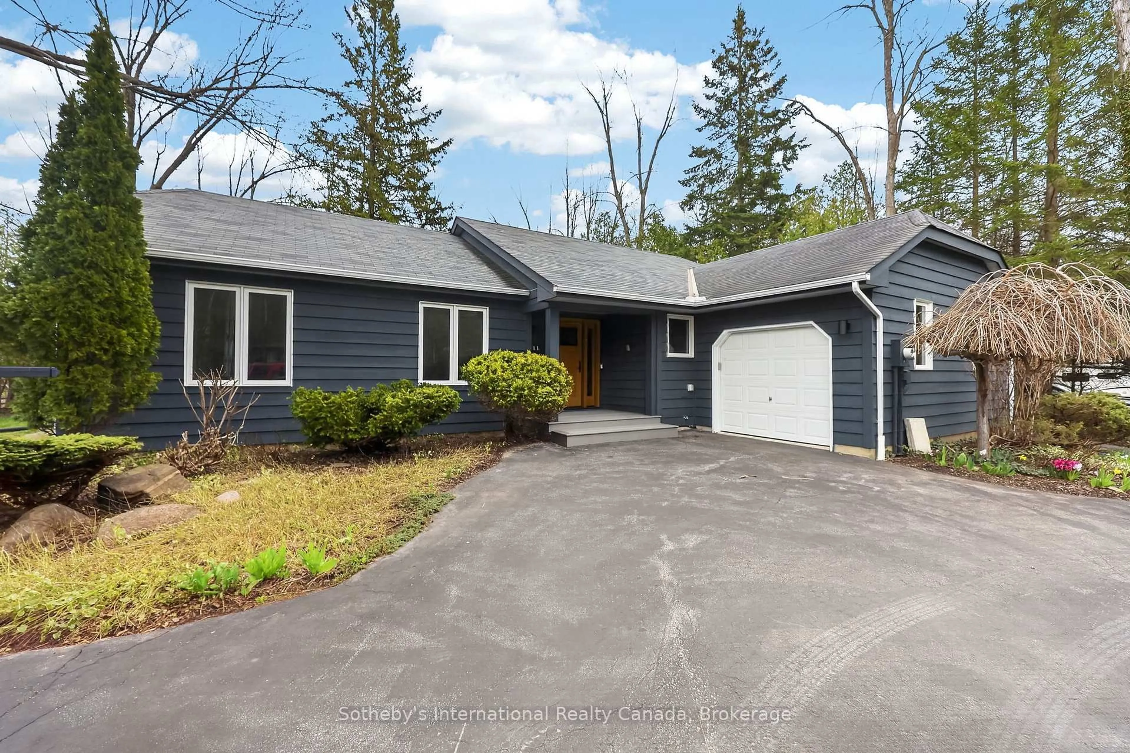 Home with vinyl exterior material, street for 111 Patricia Dr, Blue Mountains Ontario L9Y 0P1