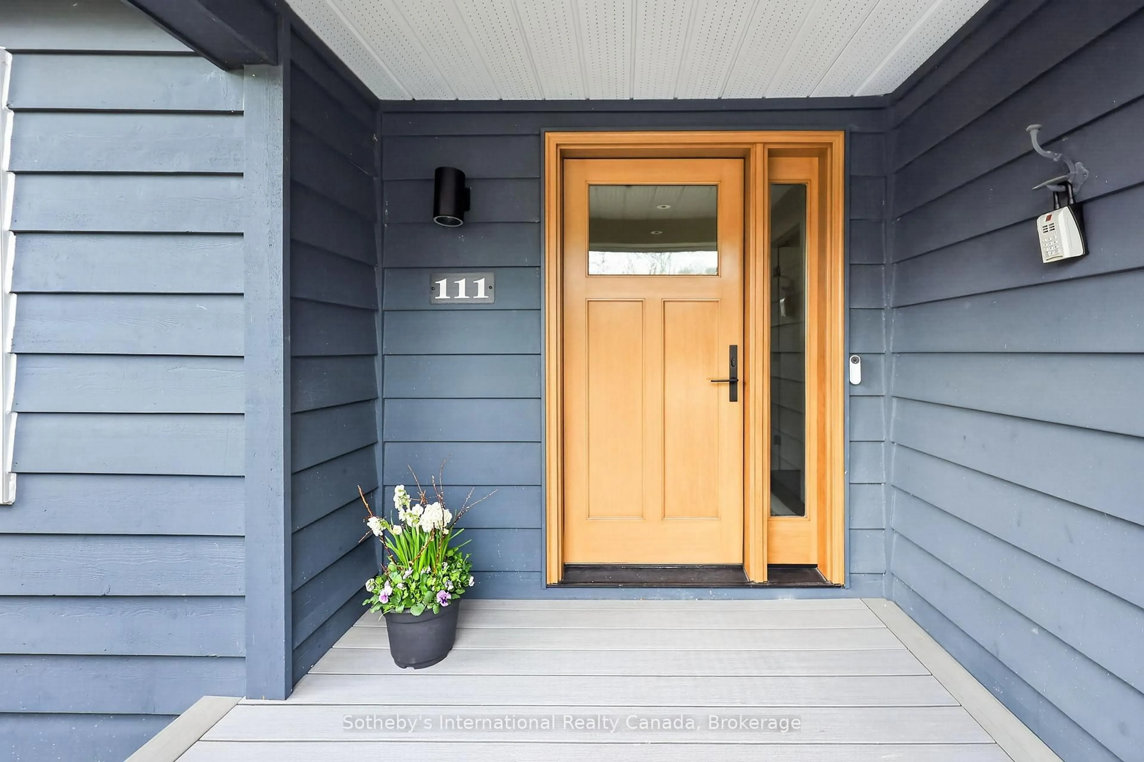 Indoor entryway for 111 Patricia Dr, Blue Mountains Ontario L9Y 0P1