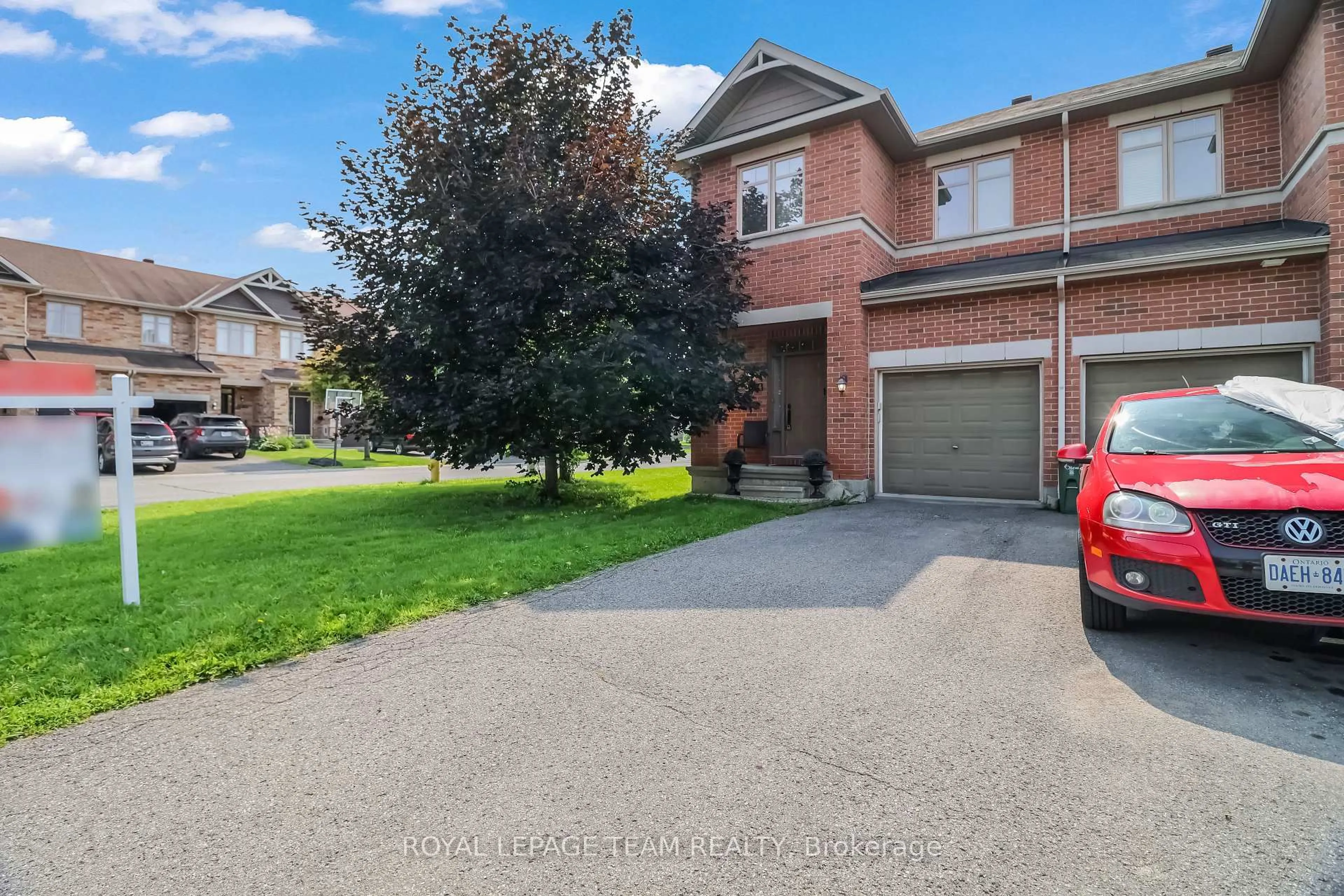 A pic from outside/outdoor area/front of a property/back of a property/a pic from drone, street for 2224 Angelica Ave, Orleans Ontario K4A 0S7