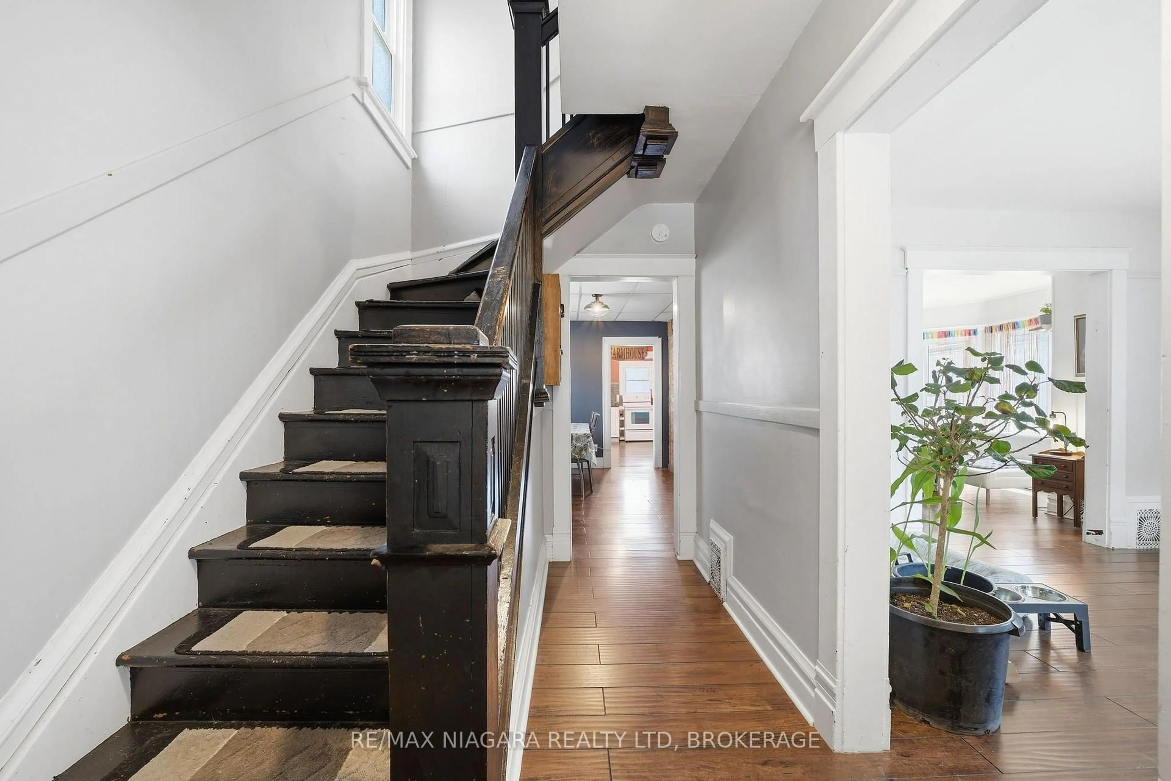 Indoor entryway for 4919 Huron St, Niagara Falls Ontario L2E 2J4