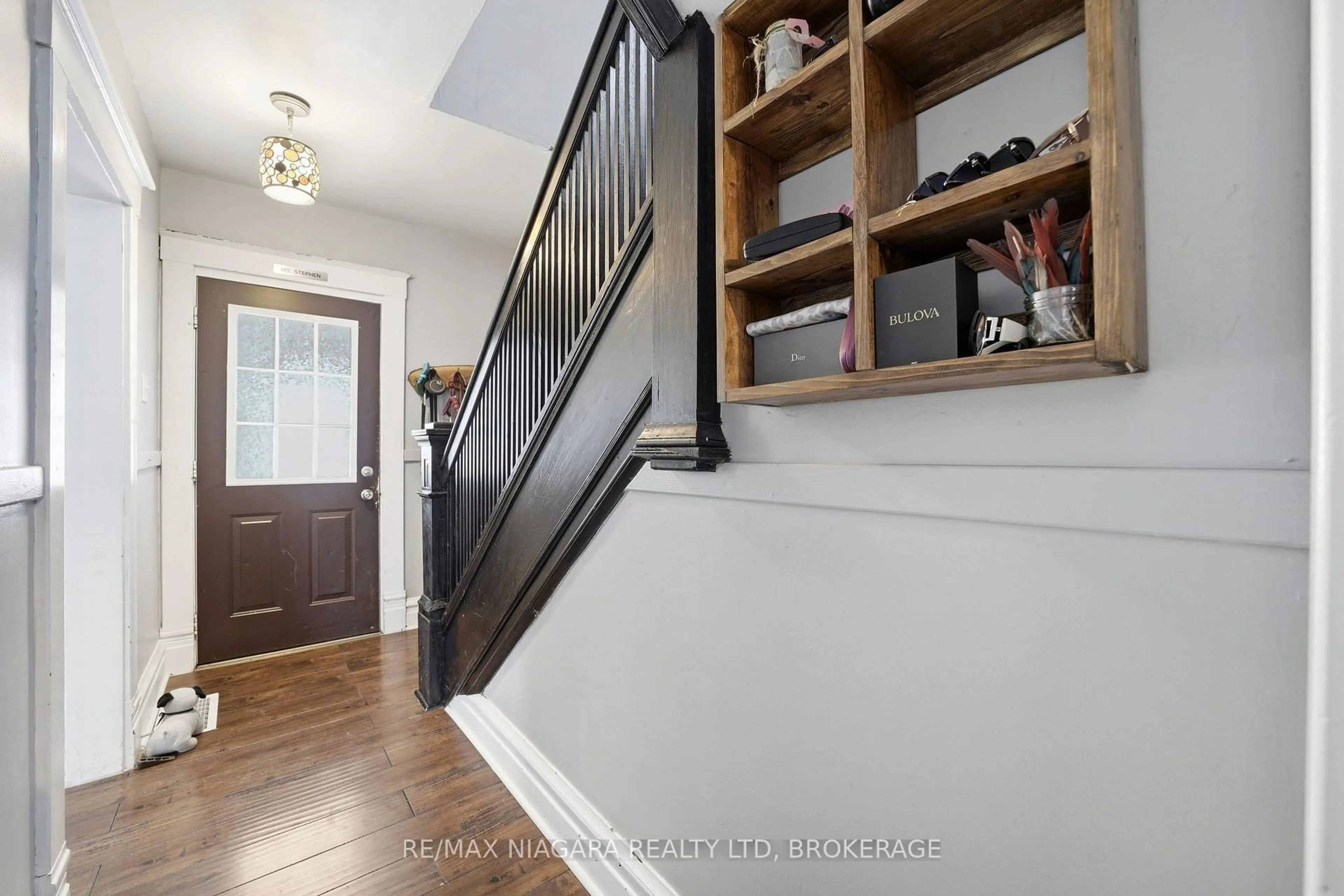 Indoor entryway for 4919 Huron St, Niagara Falls Ontario L2E 2J4