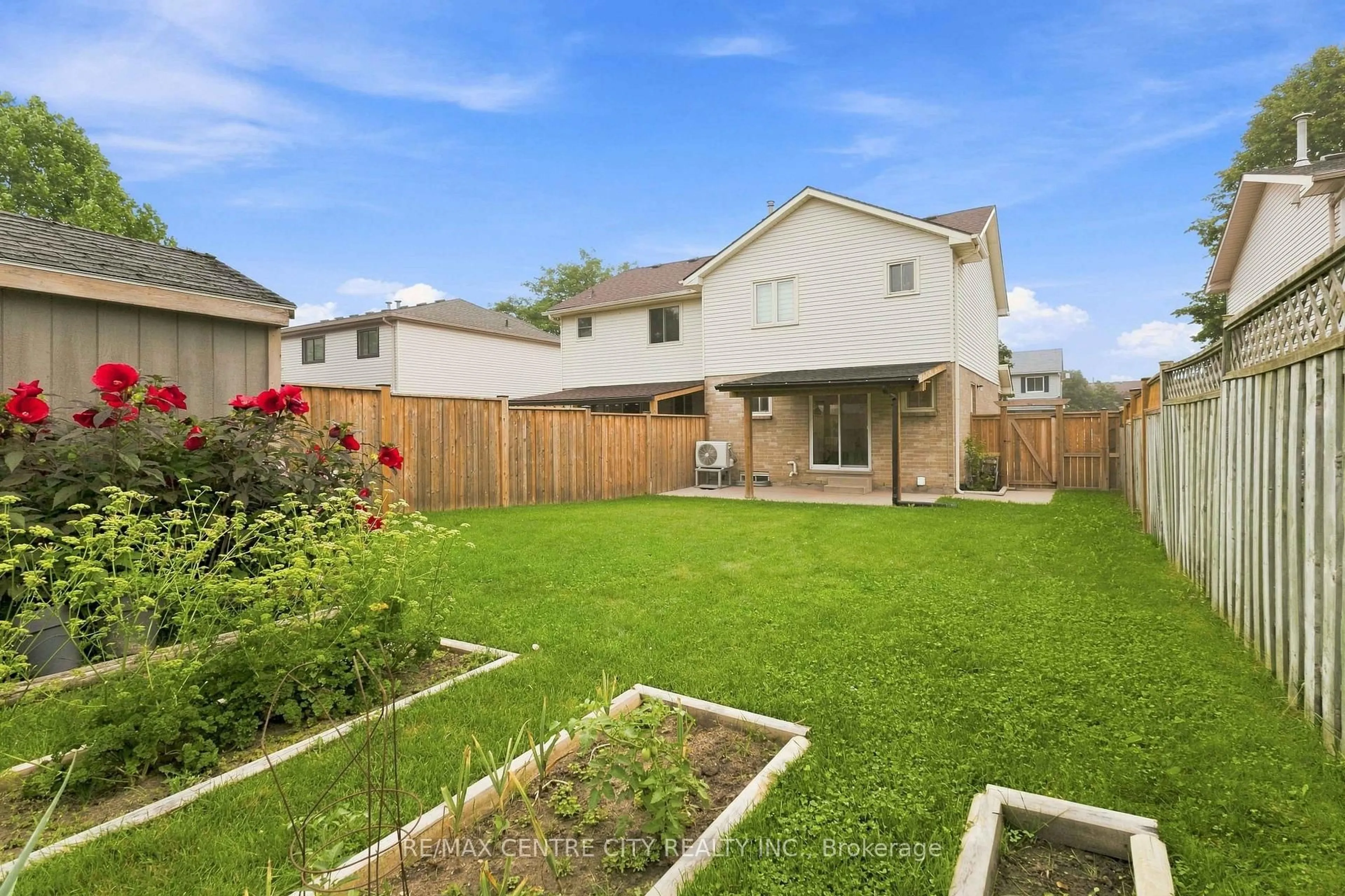 A pic from outside/outdoor area/front of a property/back of a property/a pic from drone, street for 214 Martinet Ave, London East Ontario N5V 4K2