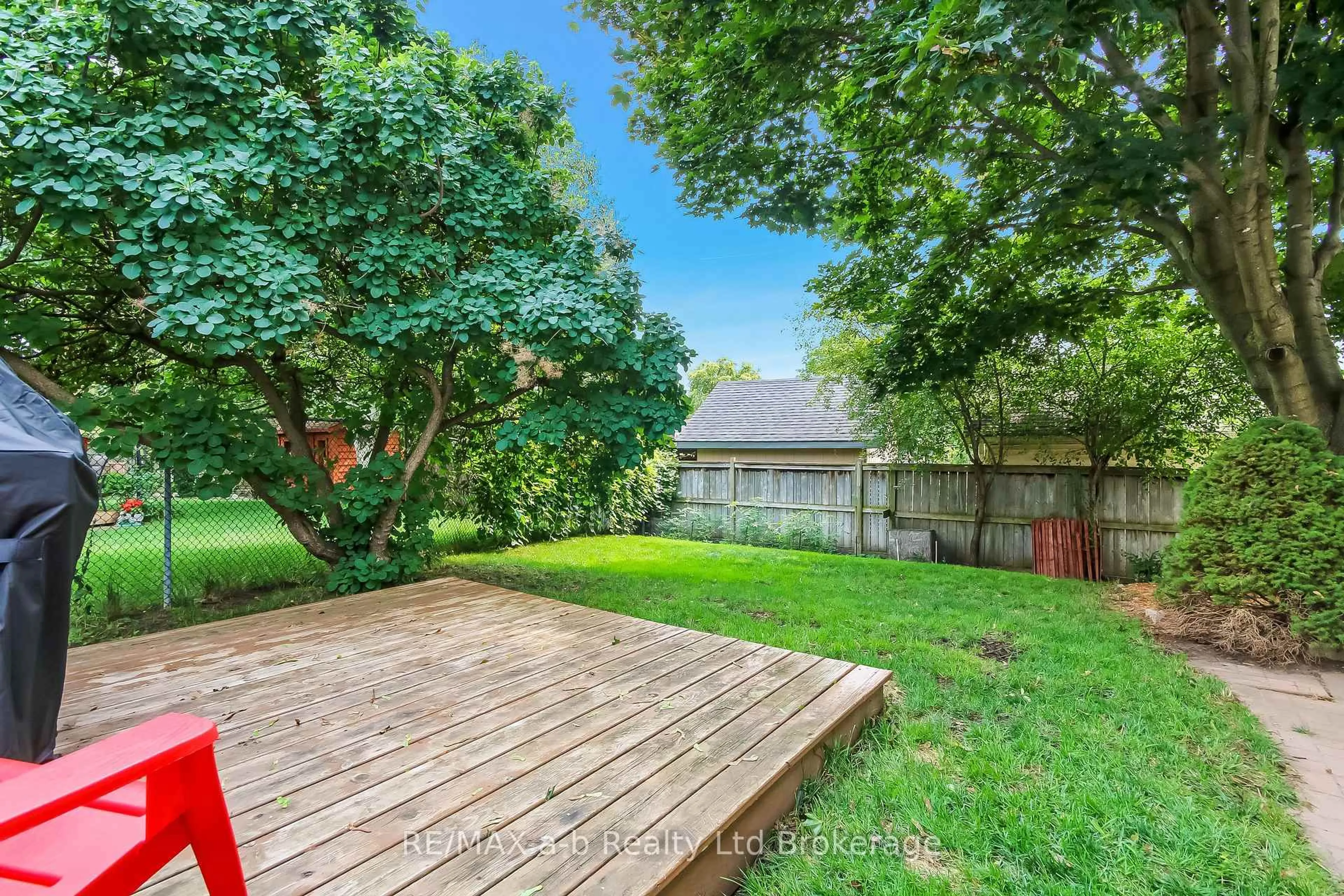 Patio, street for 45 Carlyle Pl, Kitchener Ontario N2P 1R6