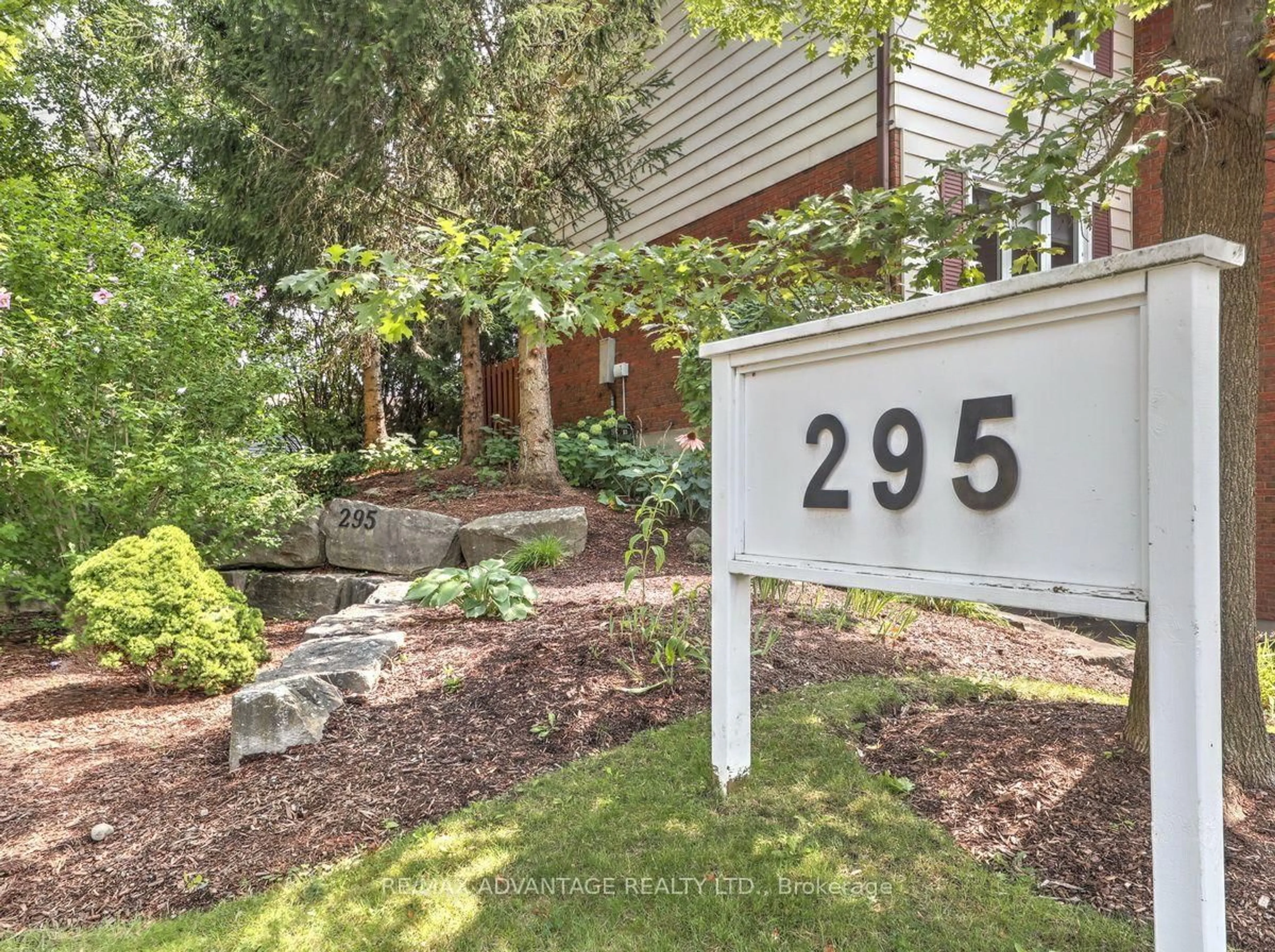 Indoor entryway for 295 Wilkins St #43, London South Ontario N6C 5C1