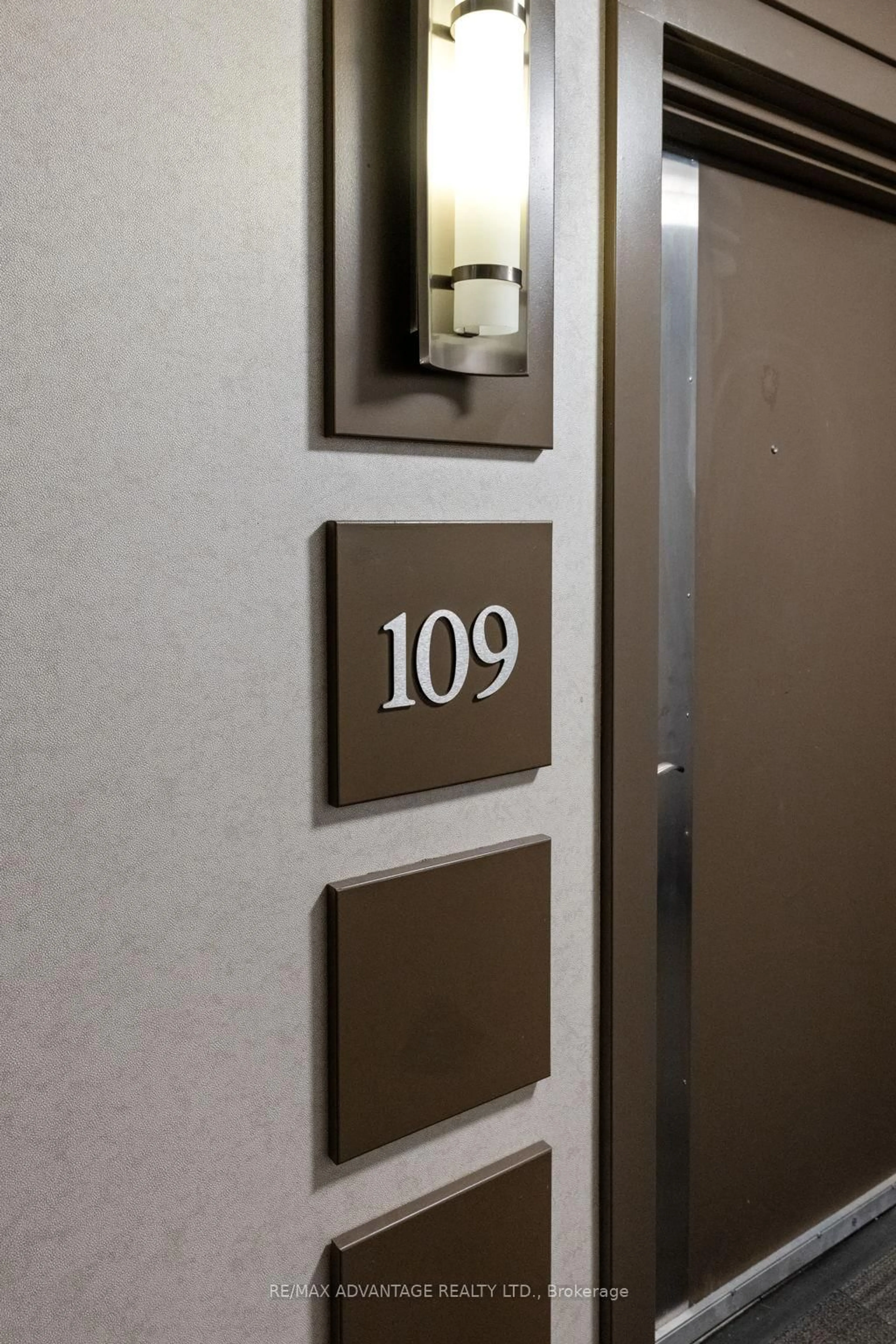 Indoor foyer for 320 Sugarcreek Tr #109, London North Ontario N6H 0G3