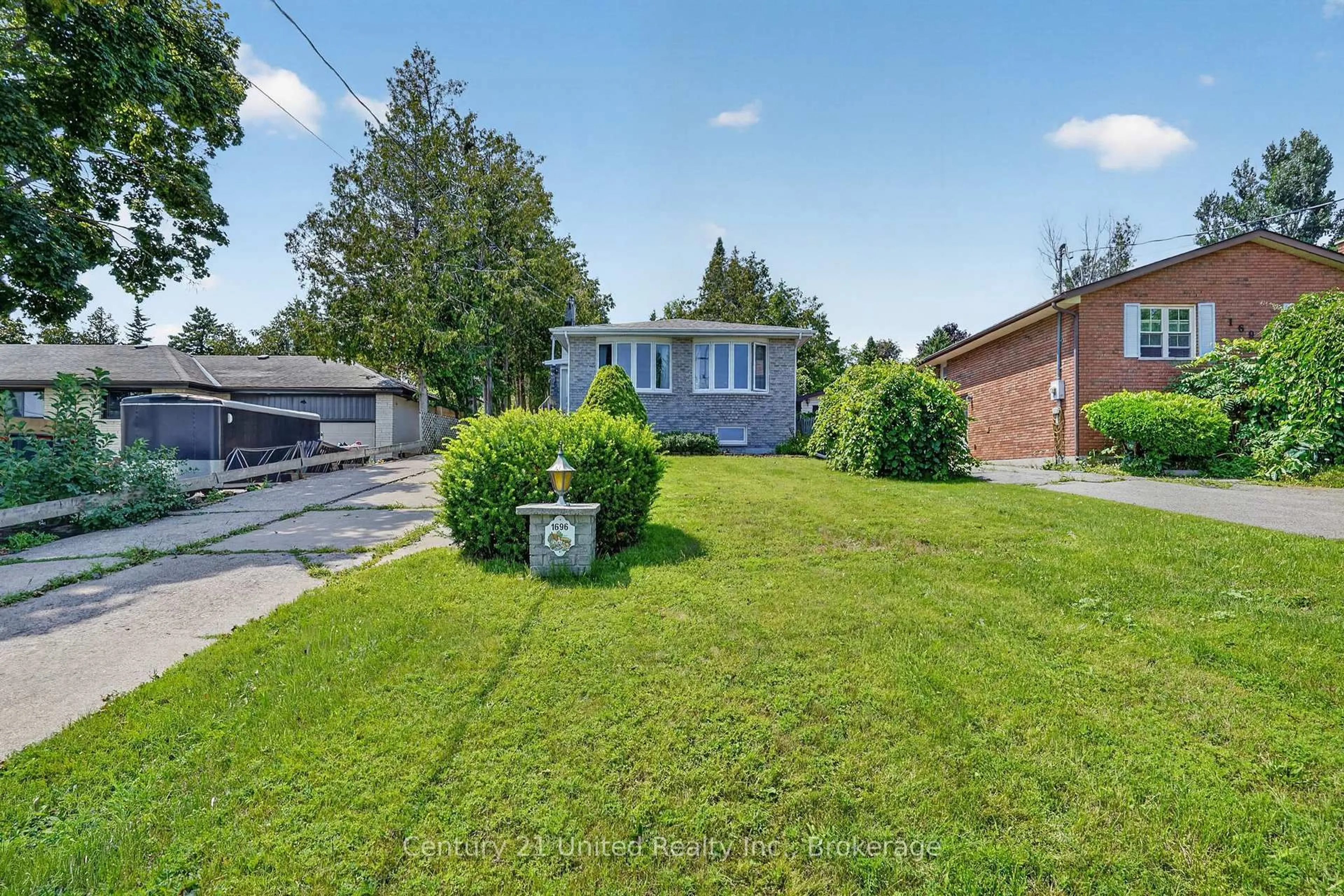 A pic from outside/outdoor area/front of a property/back of a property/a pic from drone, street for 1696 Applewood Cres, Peterborough Ontario K9K 1N4