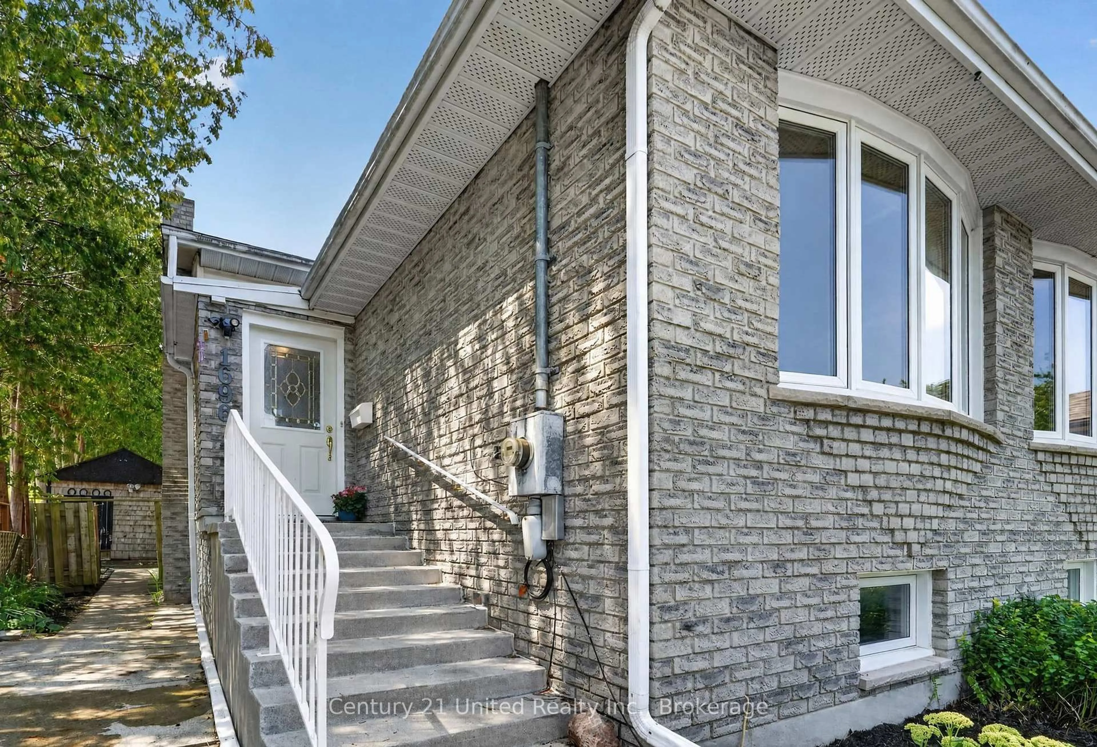 Home with brick exterior material, street for 1696 Applewood Cres, Peterborough Ontario K9K 1N4