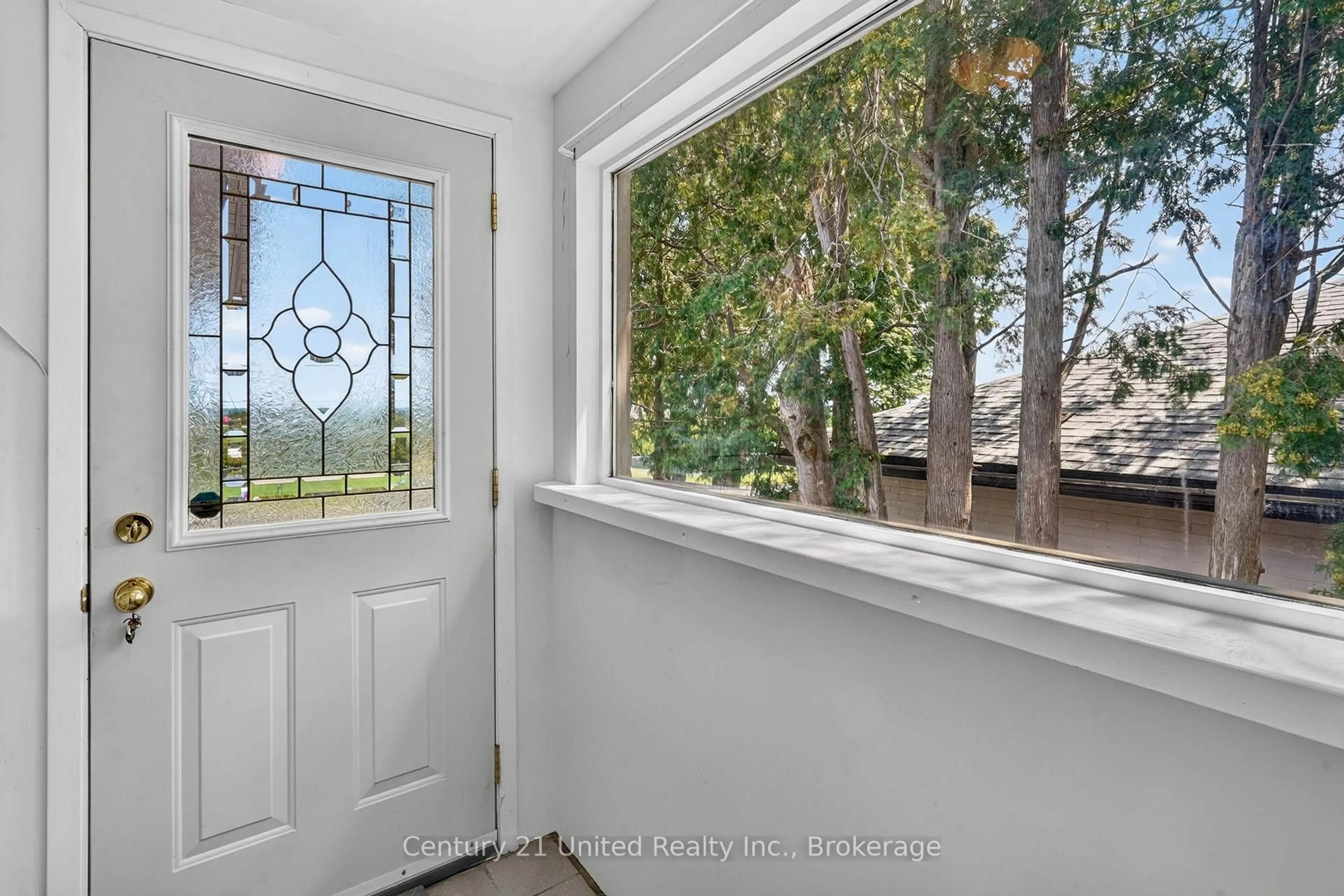 Indoor entryway for 1696 Applewood Cres, Peterborough Ontario K9K 1N4