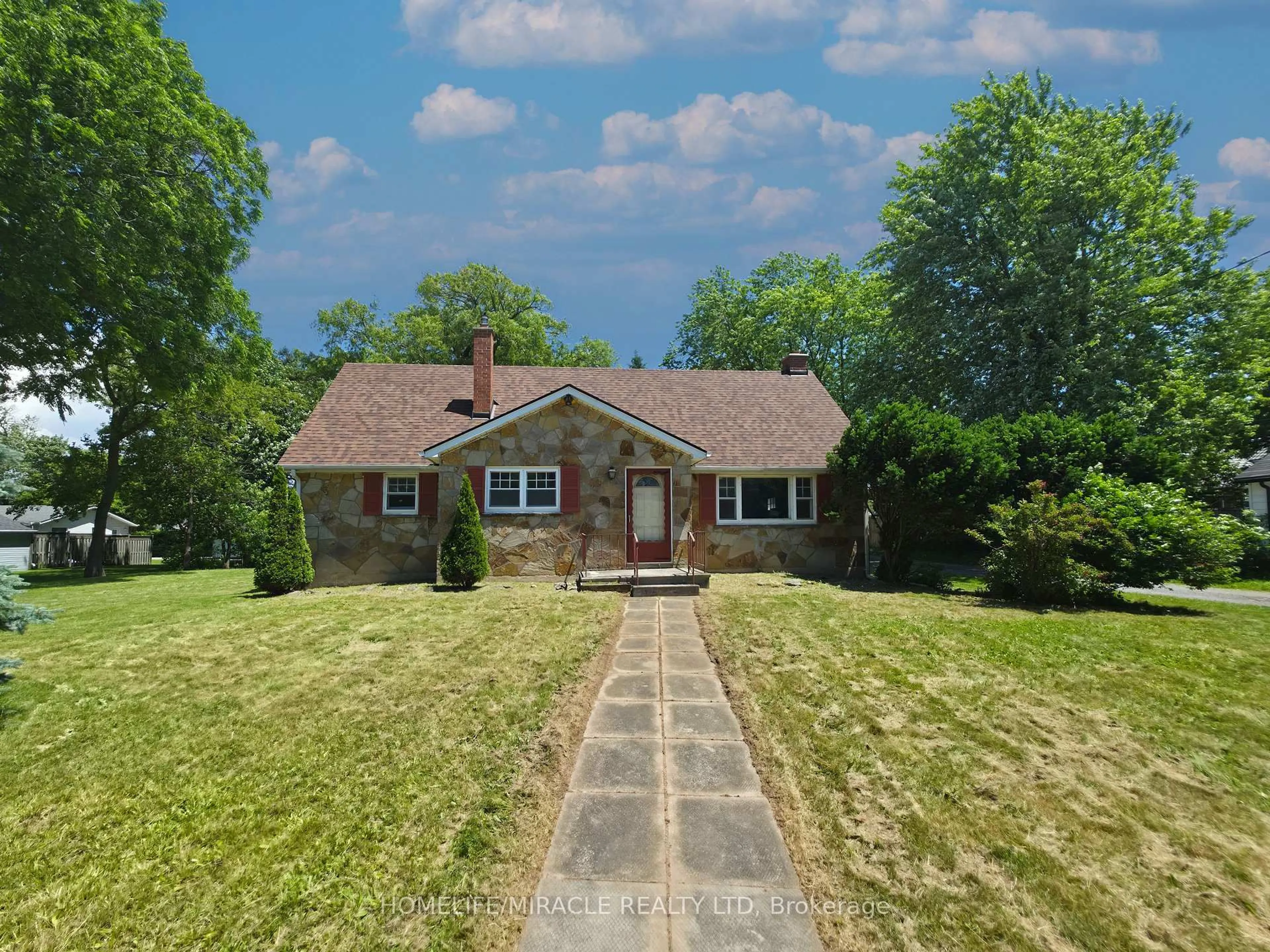 A pic from outside/outdoor area/front of a property/back of a property/a pic from drone, street for 17 Goderich St, Fort Erie Ontario L2A 3M3