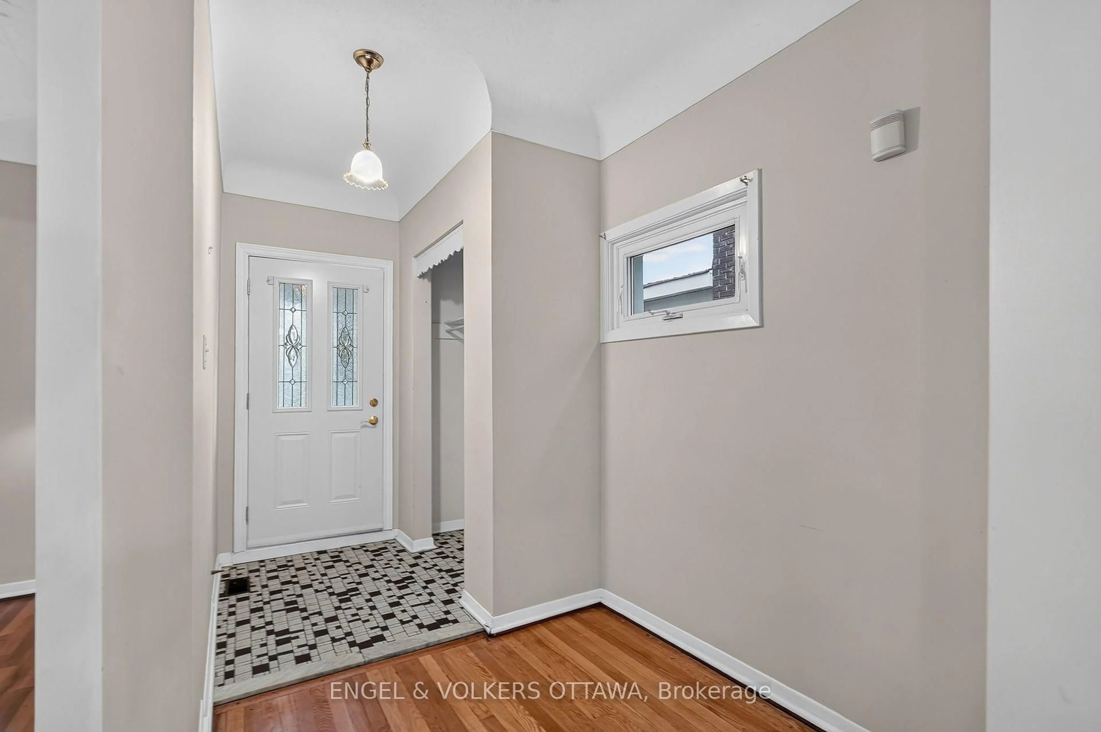 Indoor entryway for 127 Bayswater Ave, Ottawa Ontario K1Y 2G2