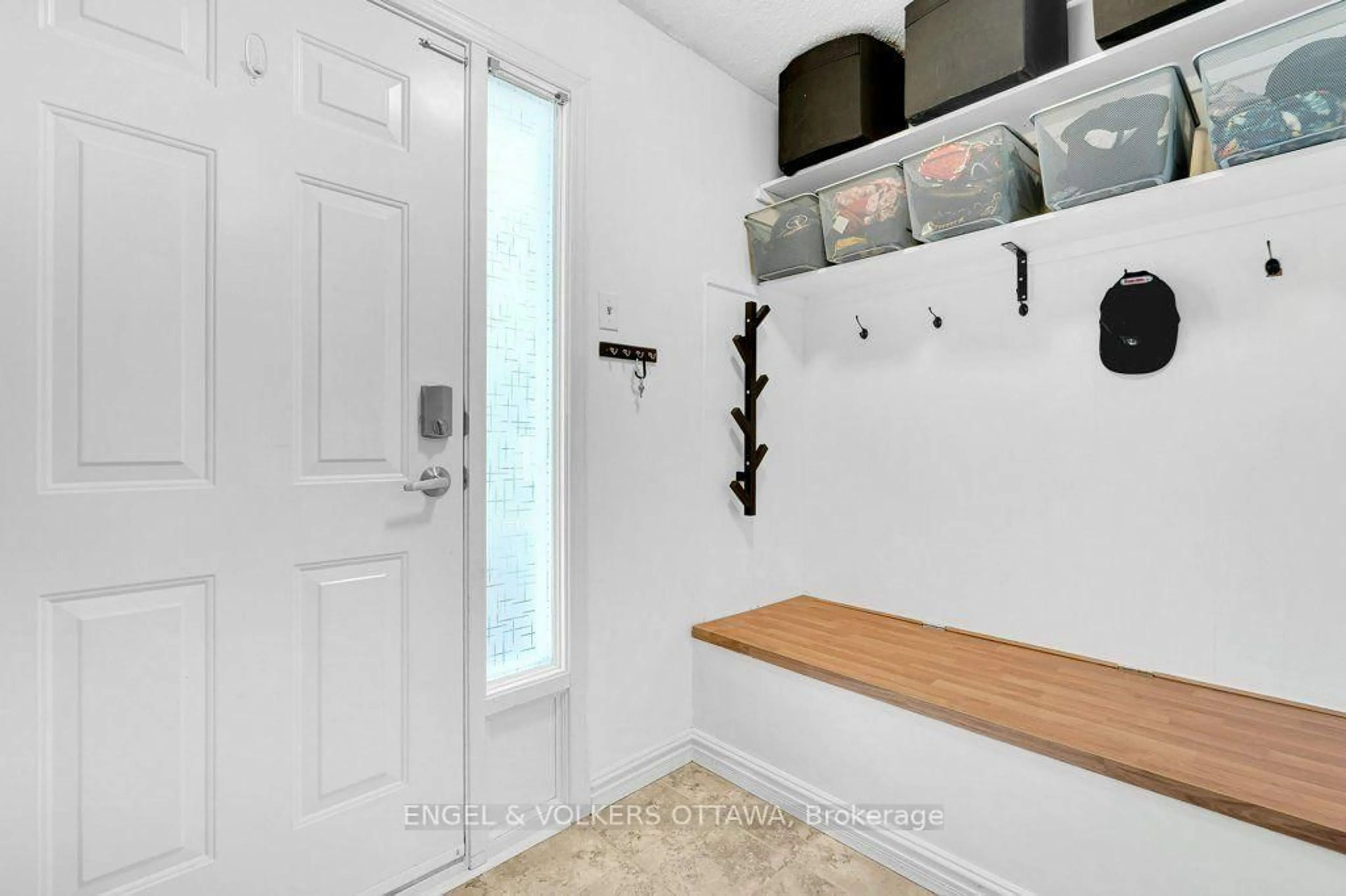 Indoor entryway for 878 Grenon Ave, Ottawa Ontario K2B 6G3