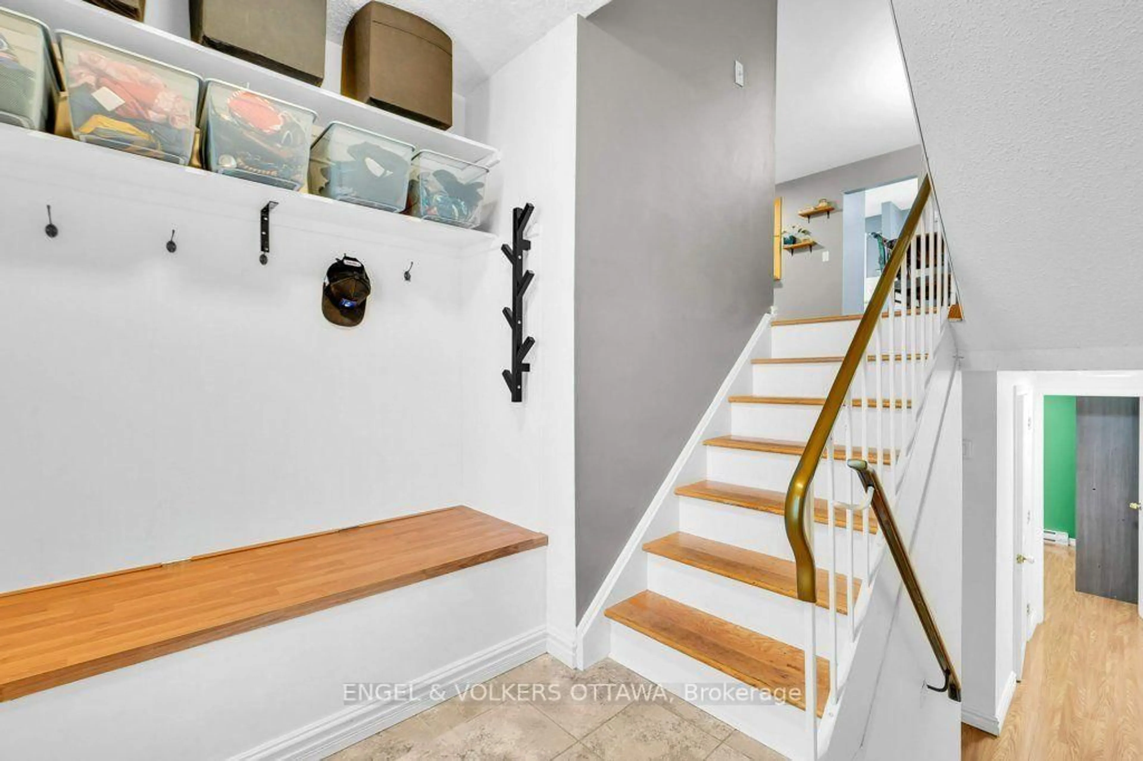 Indoor entryway for 878 Grenon Ave, Ottawa Ontario K2B 6G3