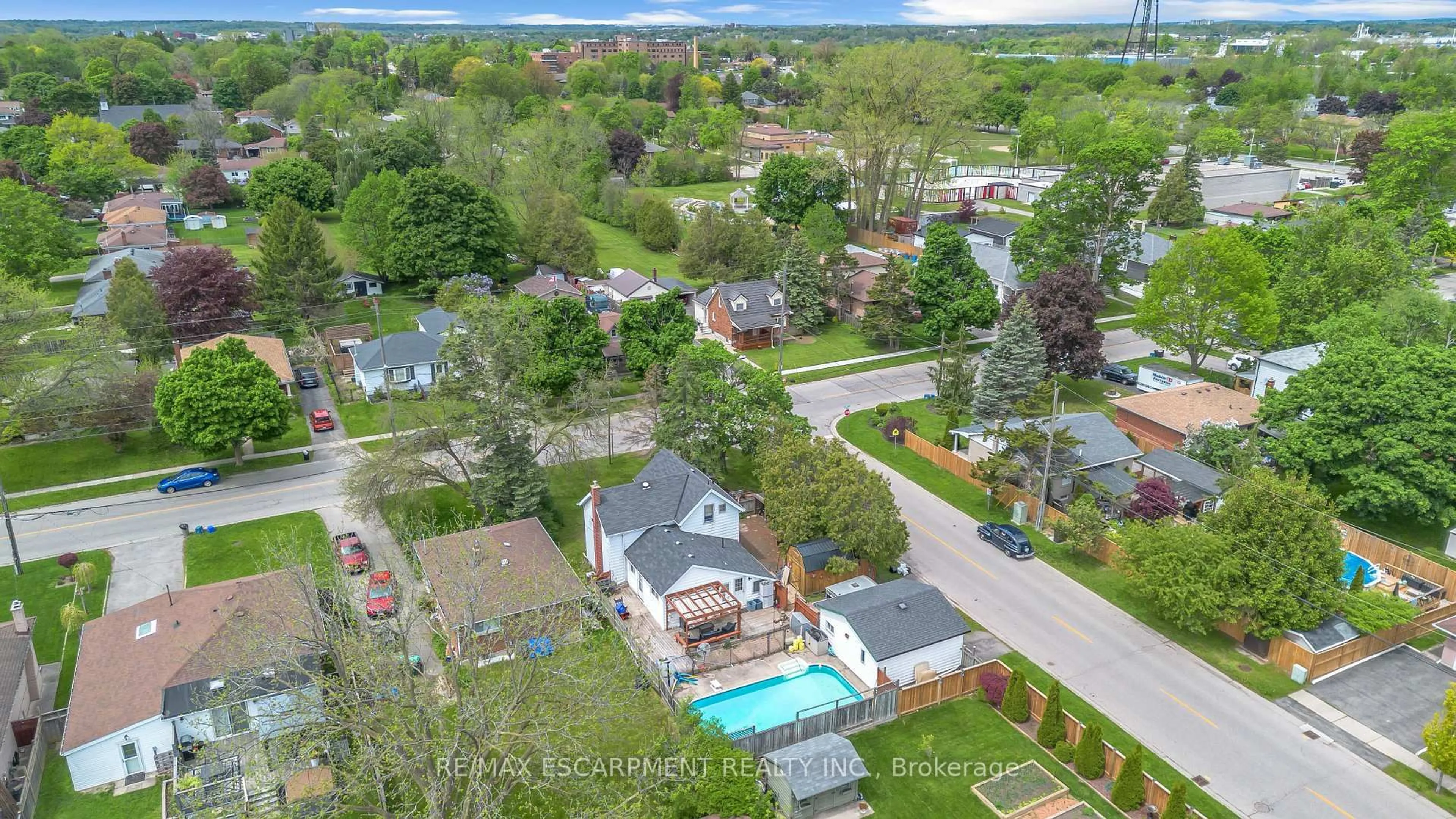 A pic from outside/outdoor area/front of a property/back of a property/a pic from drone, street for 35 James Ave, Brantford Ontario N3S 6Y2