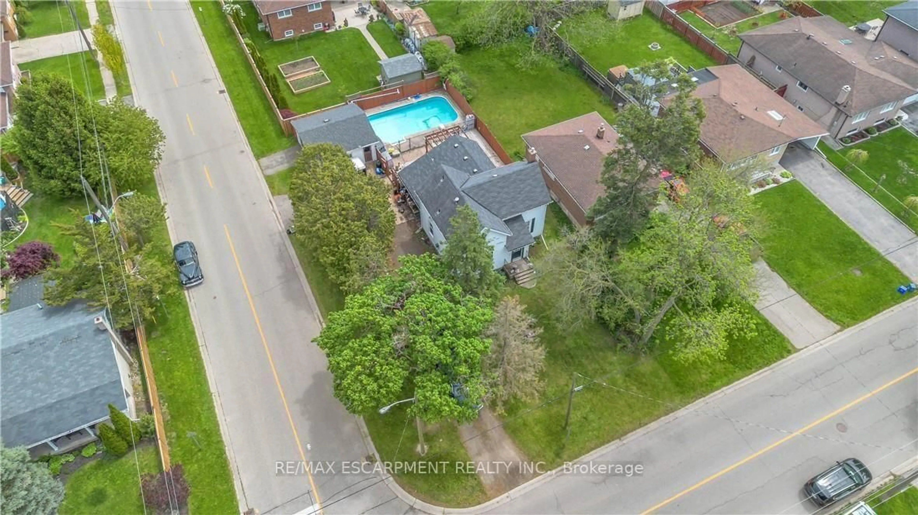 A pic from outside/outdoor area/front of a property/back of a property/a pic from drone, street for 35 James Ave, Brantford Ontario N3S 6Y2
