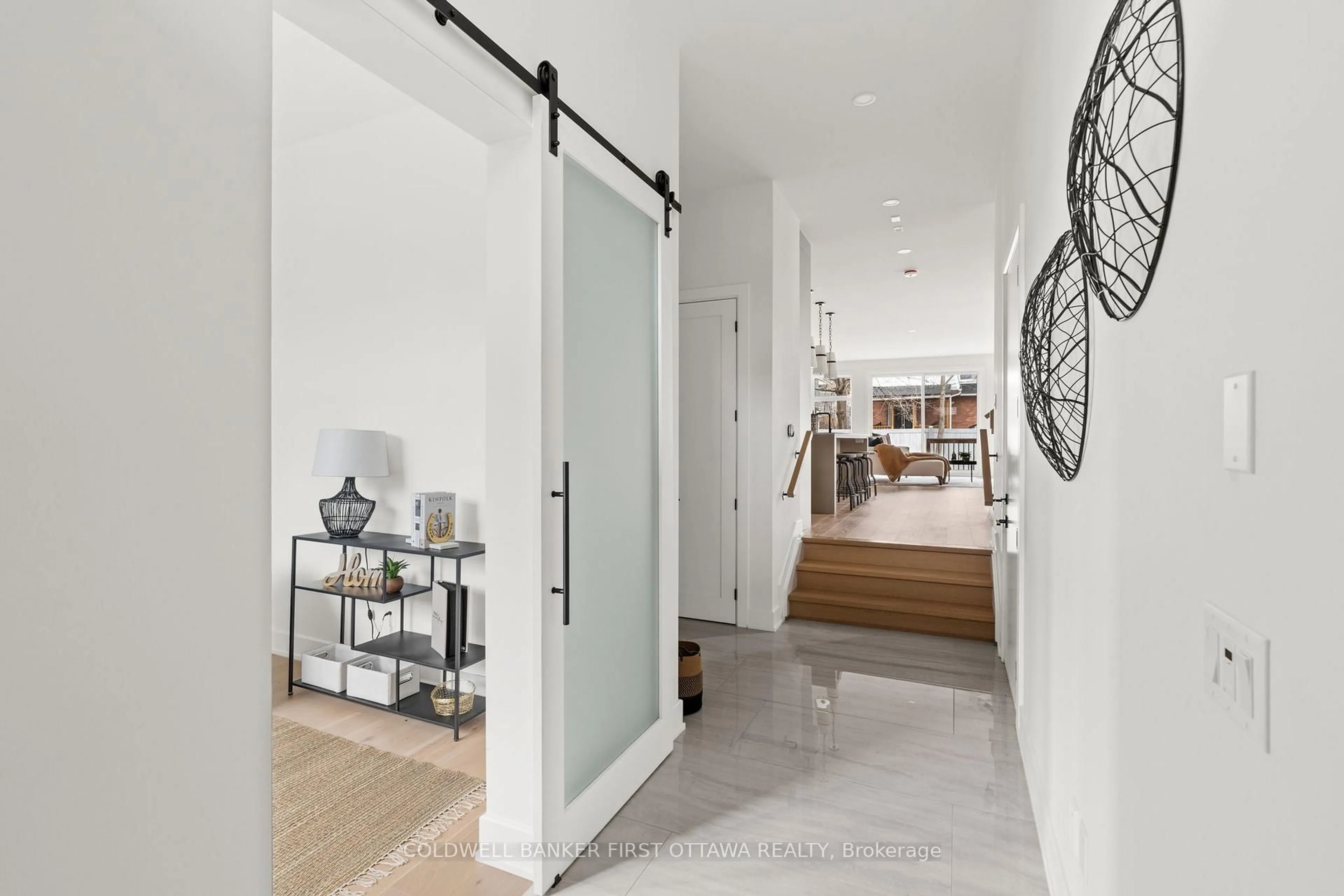 Indoor entryway for 509 EDISON Ave, Ottawa Ontario K2A 1V3