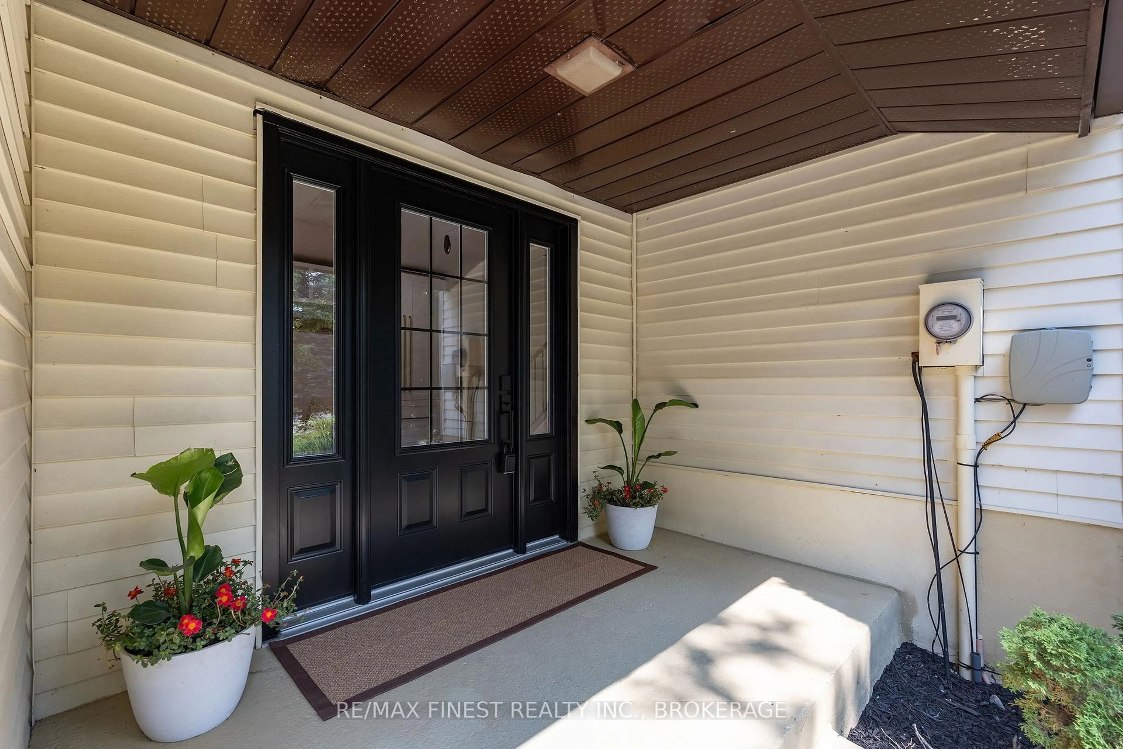 Indoor entryway for 3420 Round Lake Rd, Inverary Ontario K0H 1X0