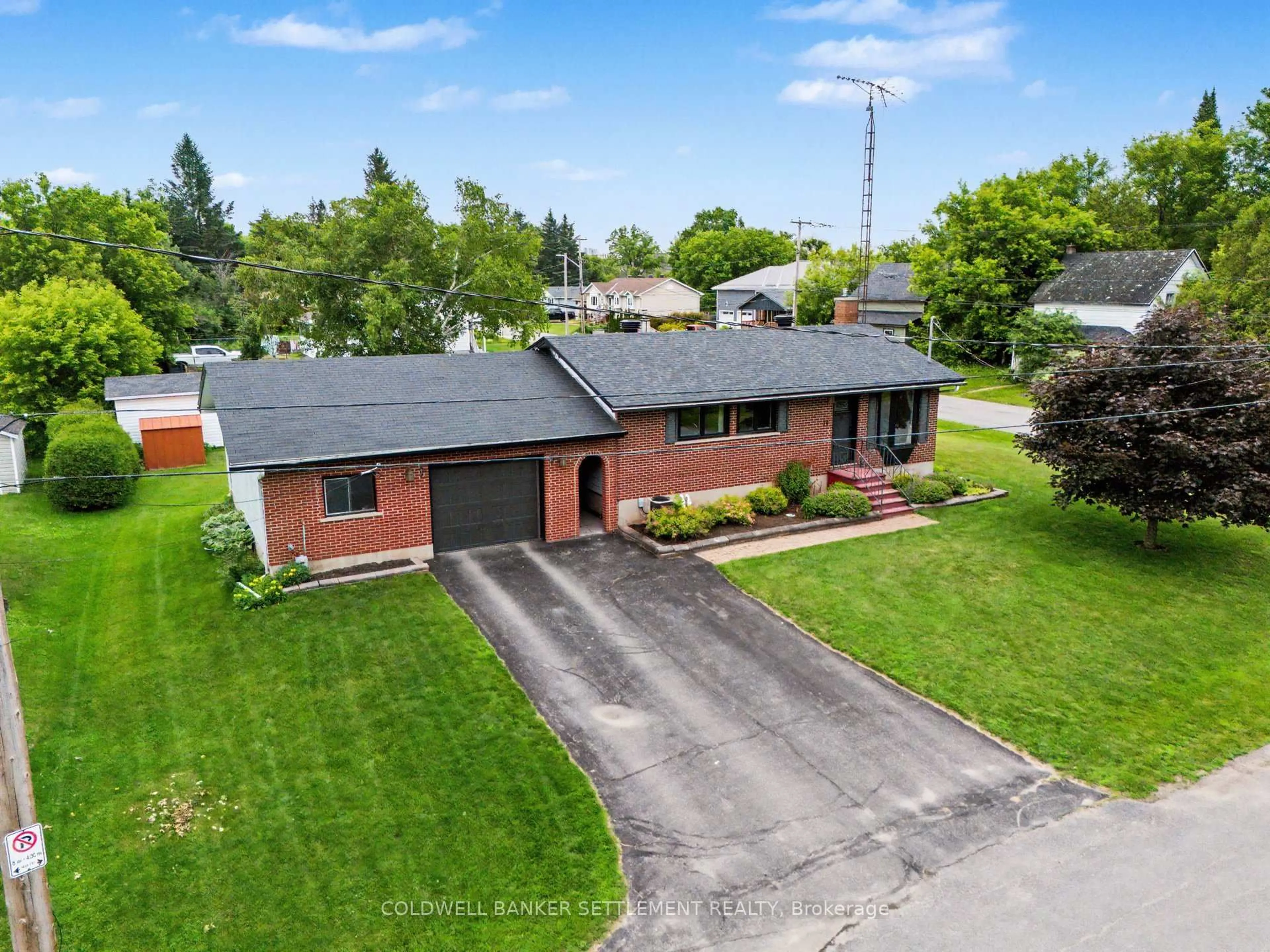 A pic from outside/outdoor area/front of a property/back of a property/a pic from drone, street for 14 Baynes St, Perth Ontario K7H 1R1