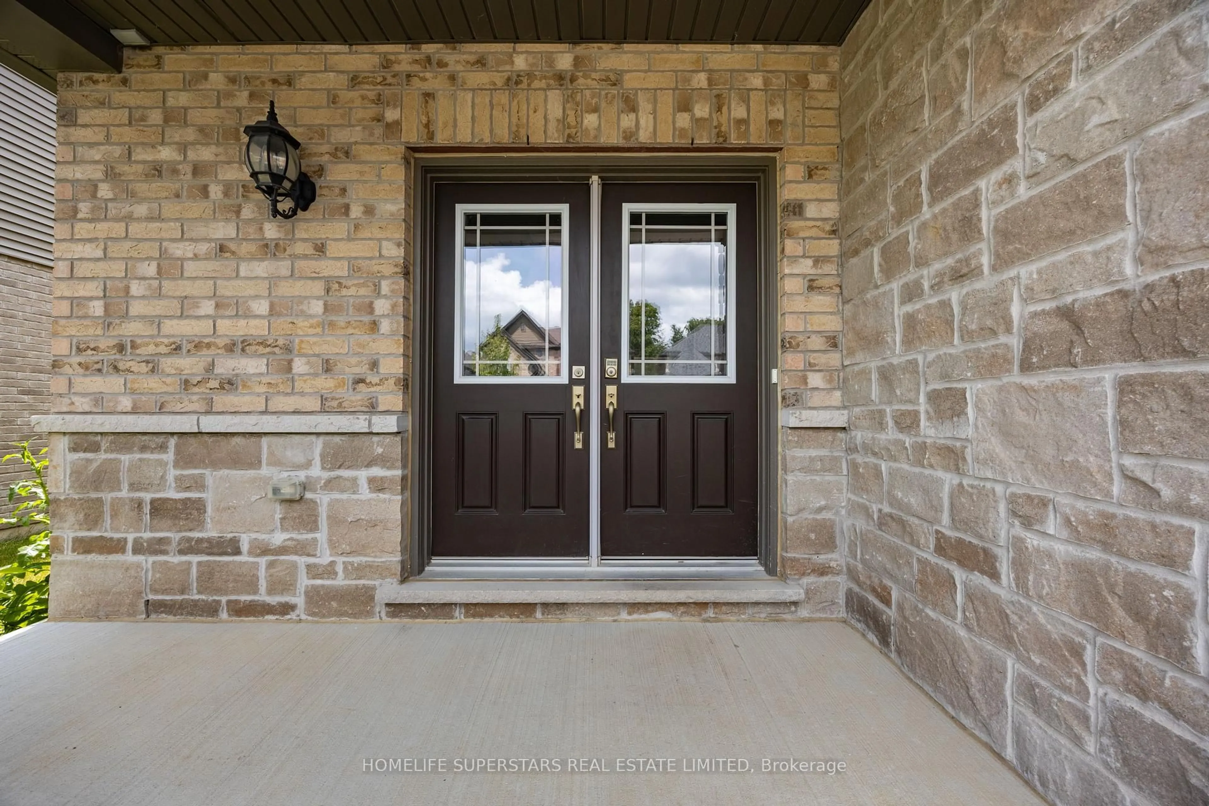 Indoor entryway for 93 Lorne Card Dr, Brant Ontario N3L 0E7