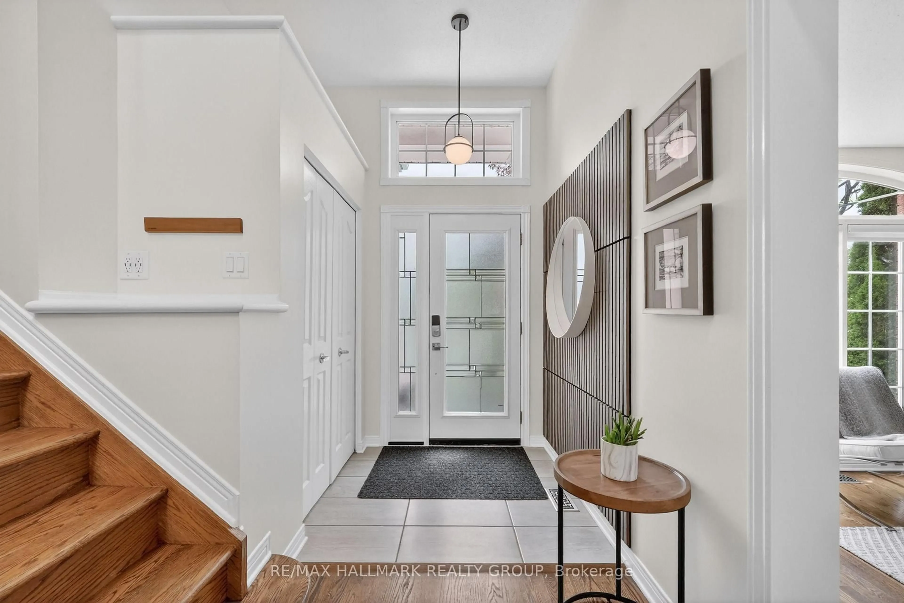 Indoor entryway for 1091 Charest Way, Orleans Ontario K4A 4B1