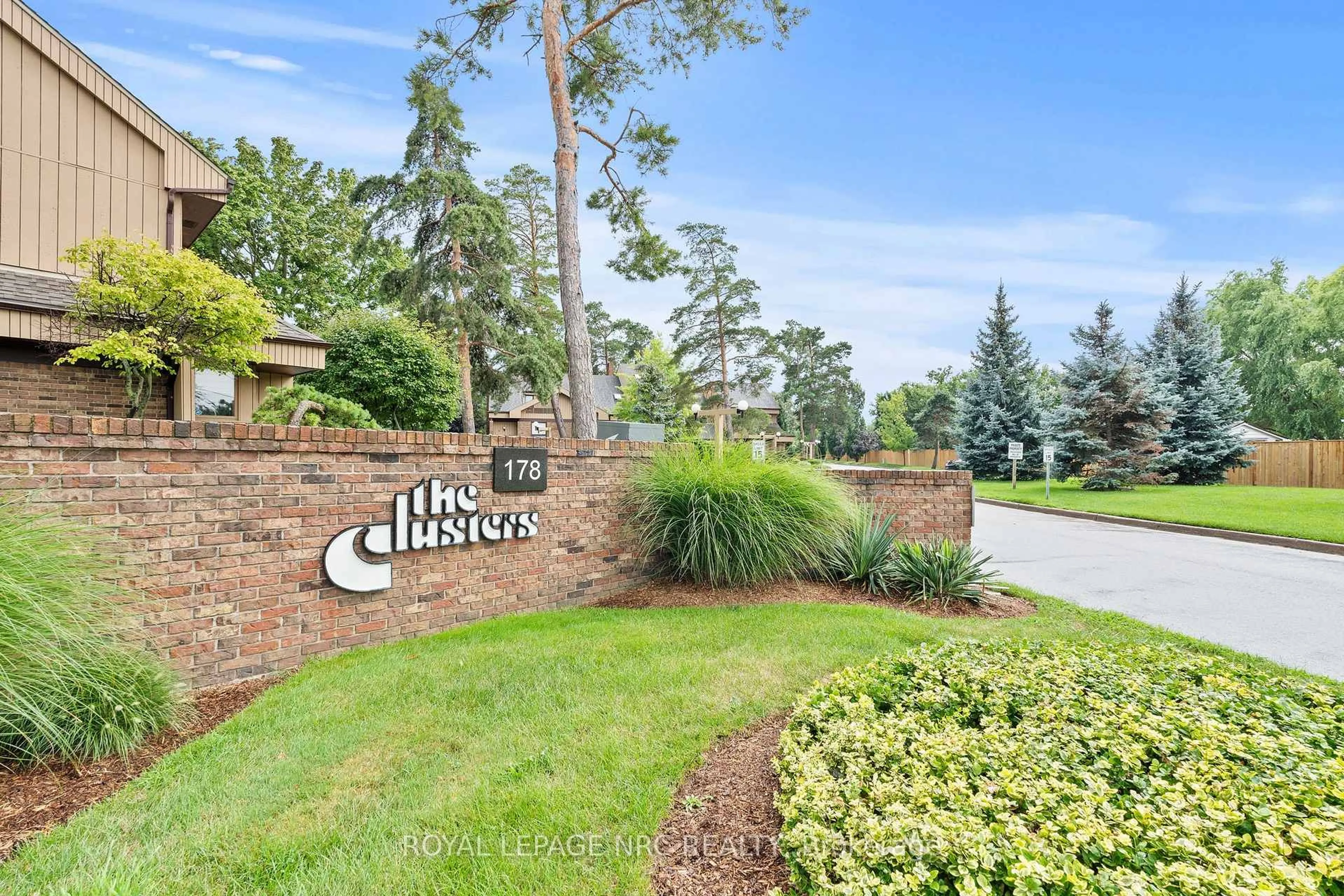 Indoor foyer for 178 Scott St #15, St. Catharines Ontario L2N 6Y5