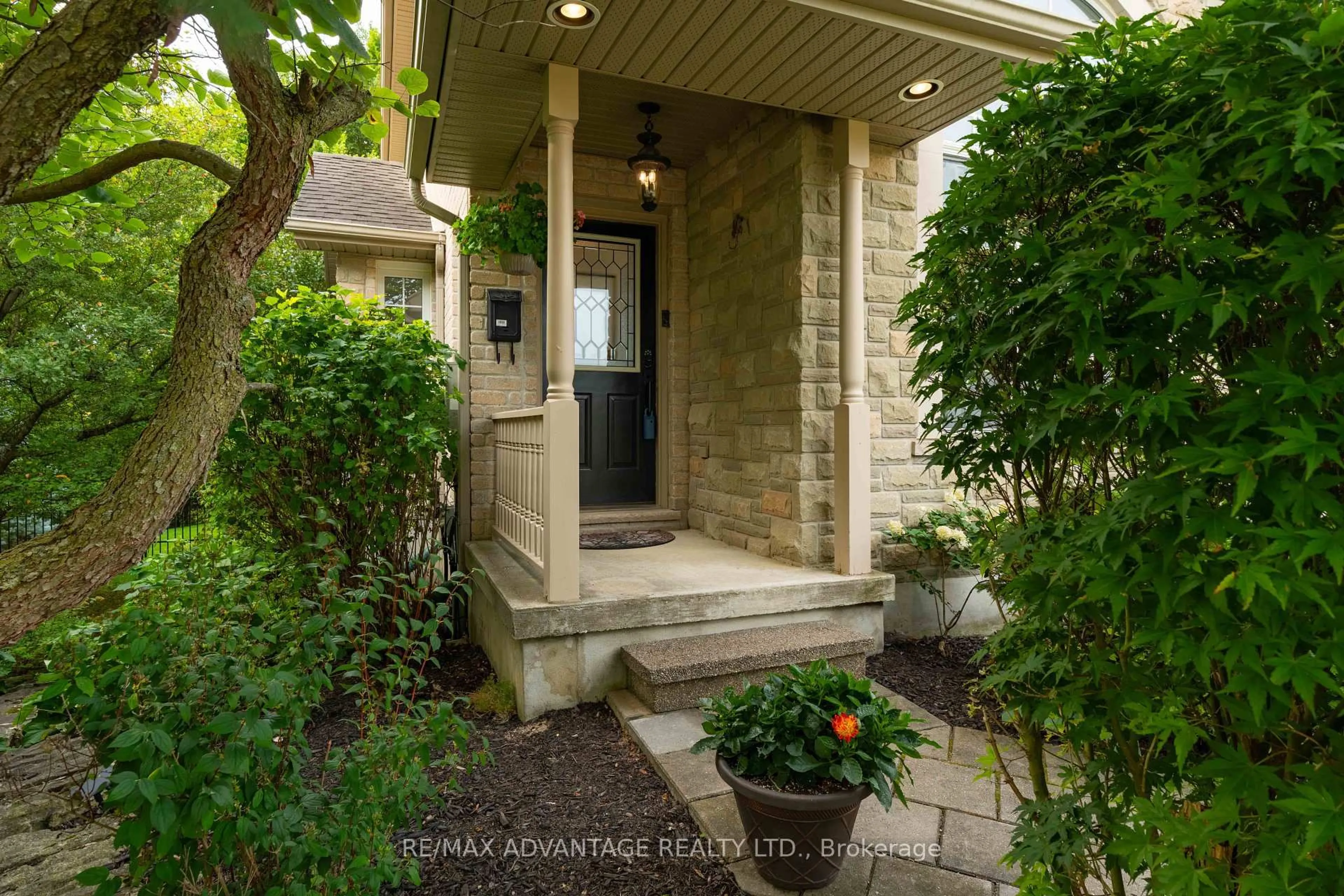 Indoor entryway for 1519 Shore Rd, London South Ontario N6K 4Z5
