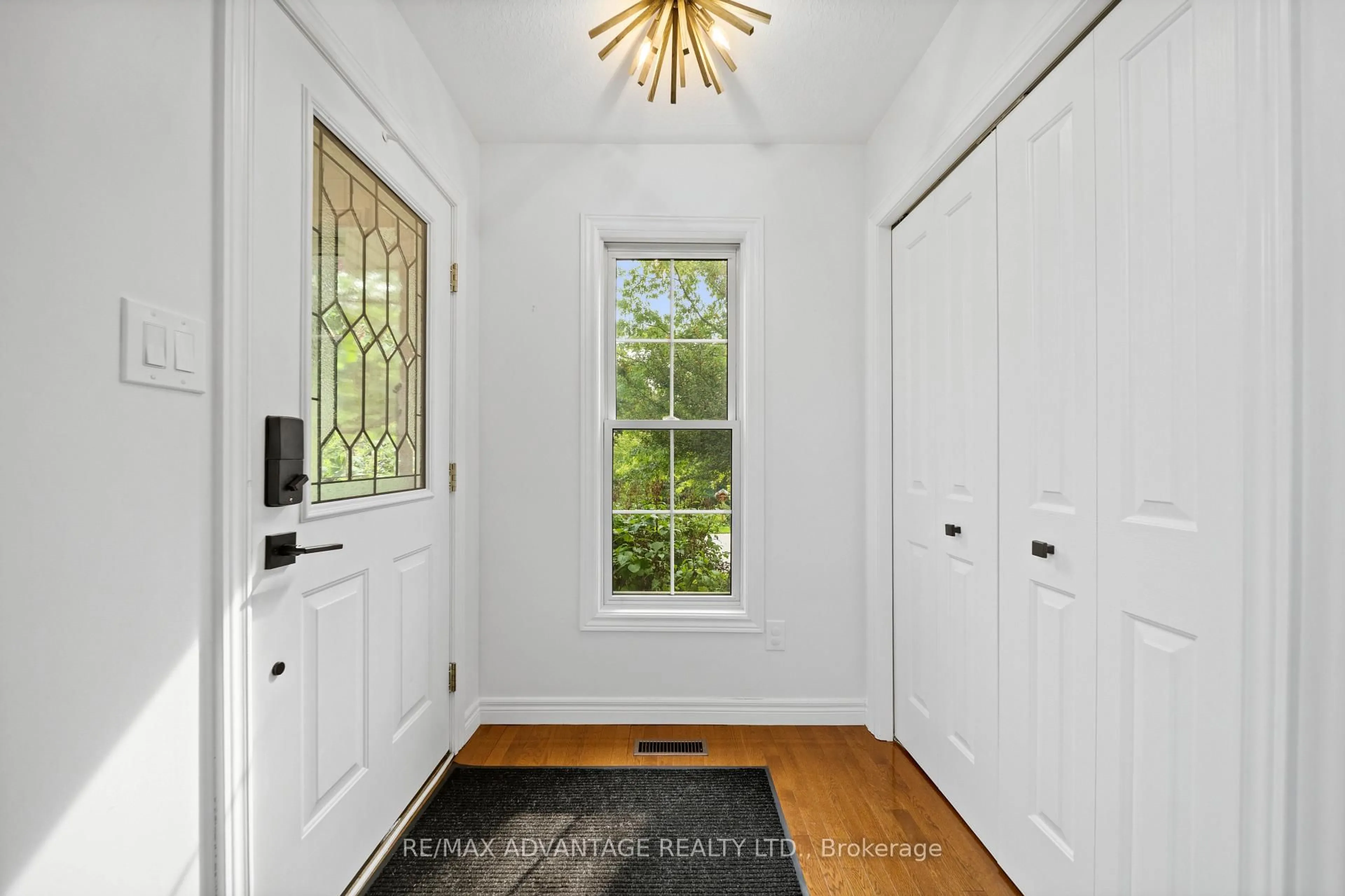 Indoor entryway for 1519 Shore Rd, London South Ontario N6K 4Z5