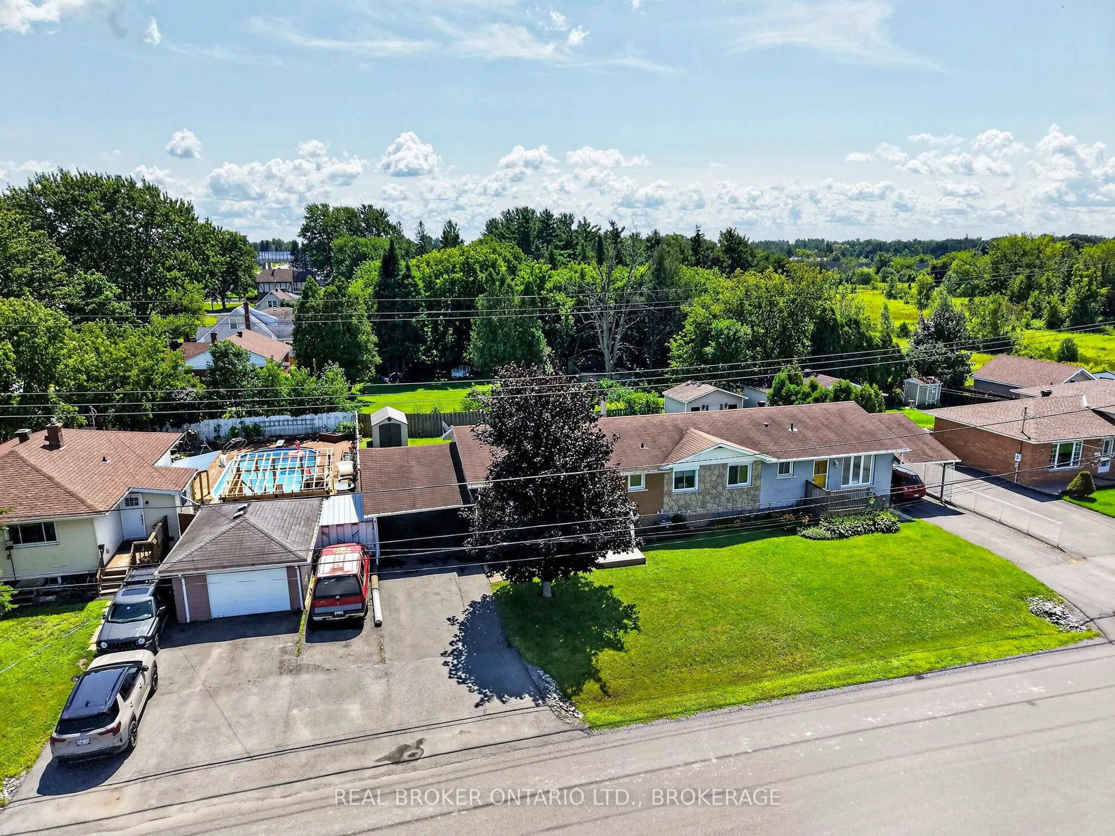A pic from outside/outdoor area/front of a property/back of a property/a pic from drone, street for 40 McKenzie St, Cornwall Ontario K6K 1J1