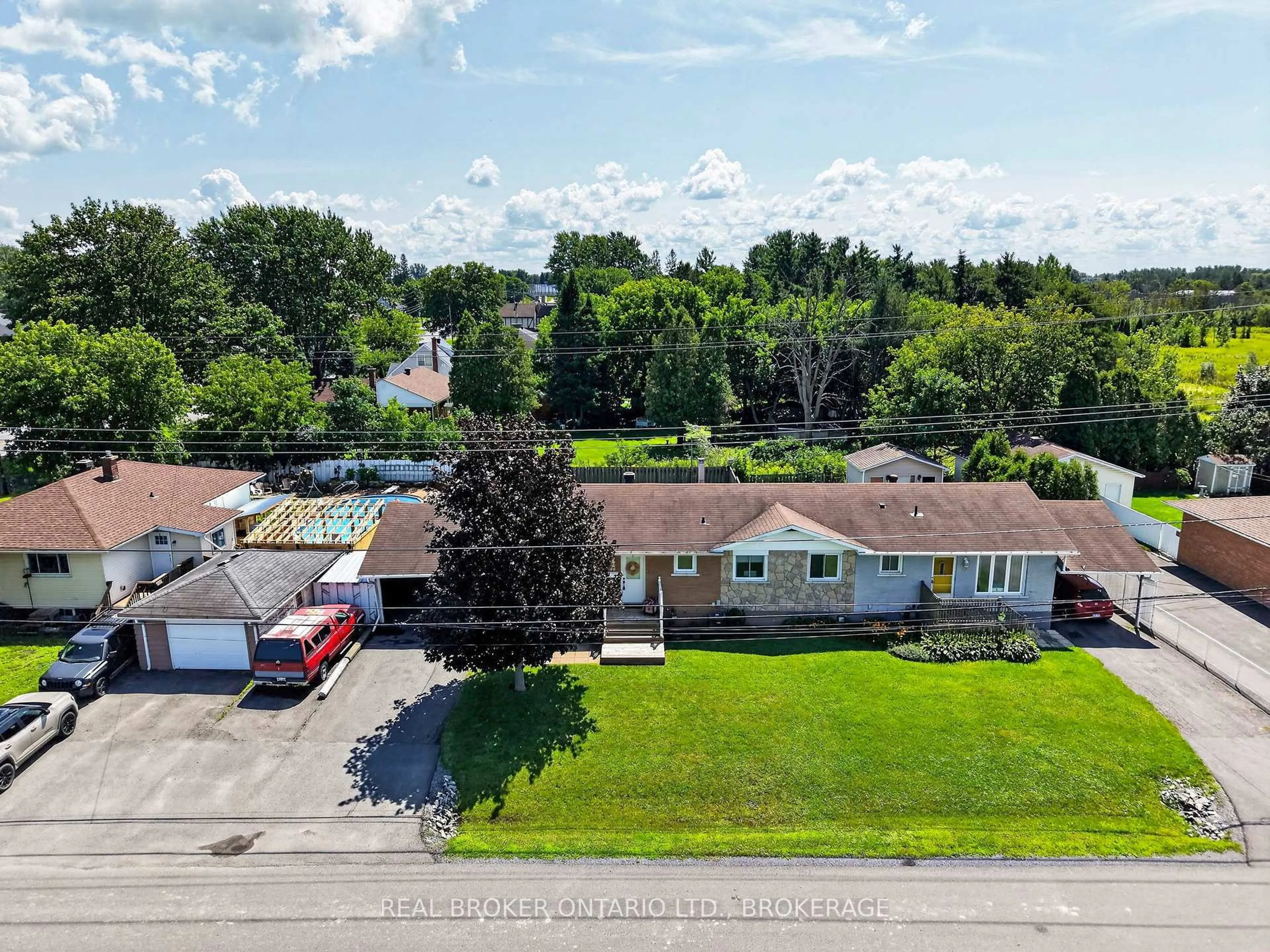 A pic from outside/outdoor area/front of a property/back of a property/a pic from drone, street for 40 McKenzie St, Cornwall Ontario K6K 1J1