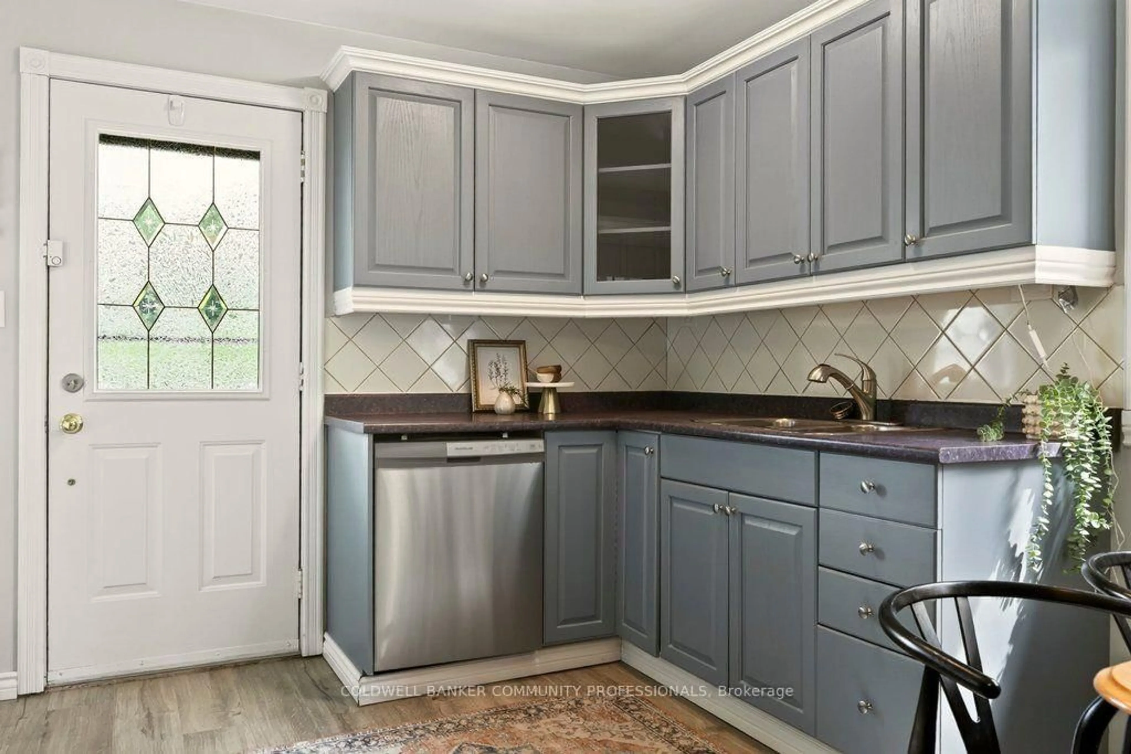 Standard kitchen, ceramic/tile floor for 780 Garth St, Hamilton Ontario L9C 4K4