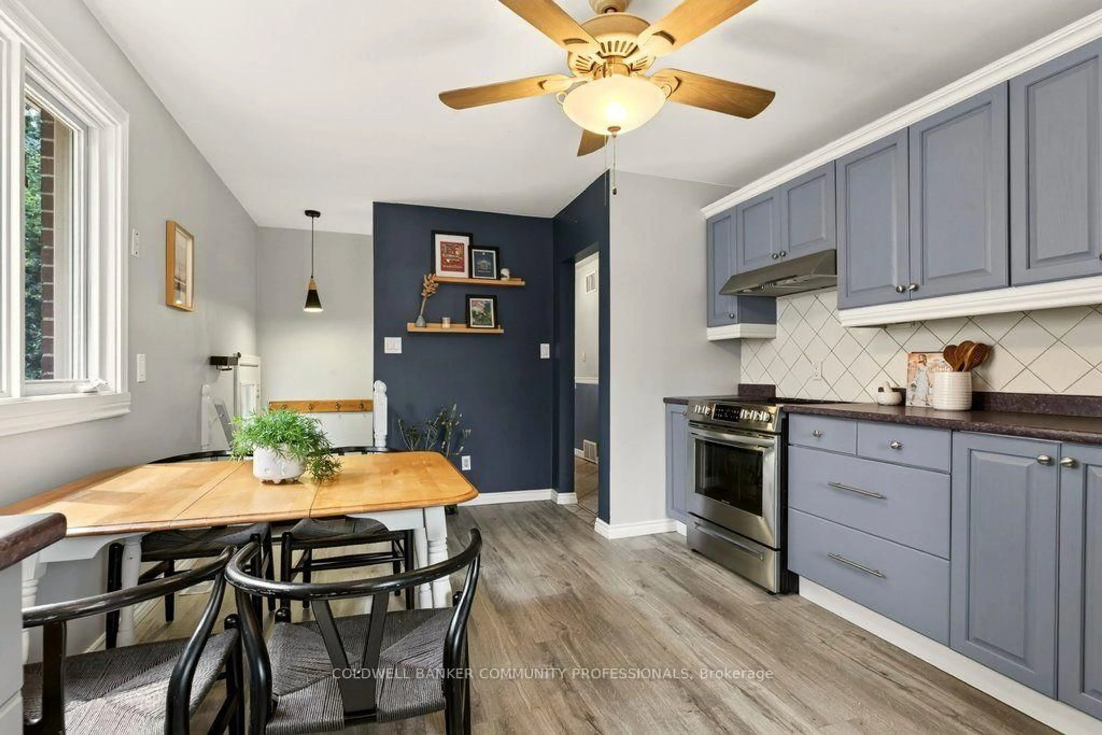 Open concept kitchen, wood/laminate floor for 780 Garth St, Hamilton Ontario L9C 4K4