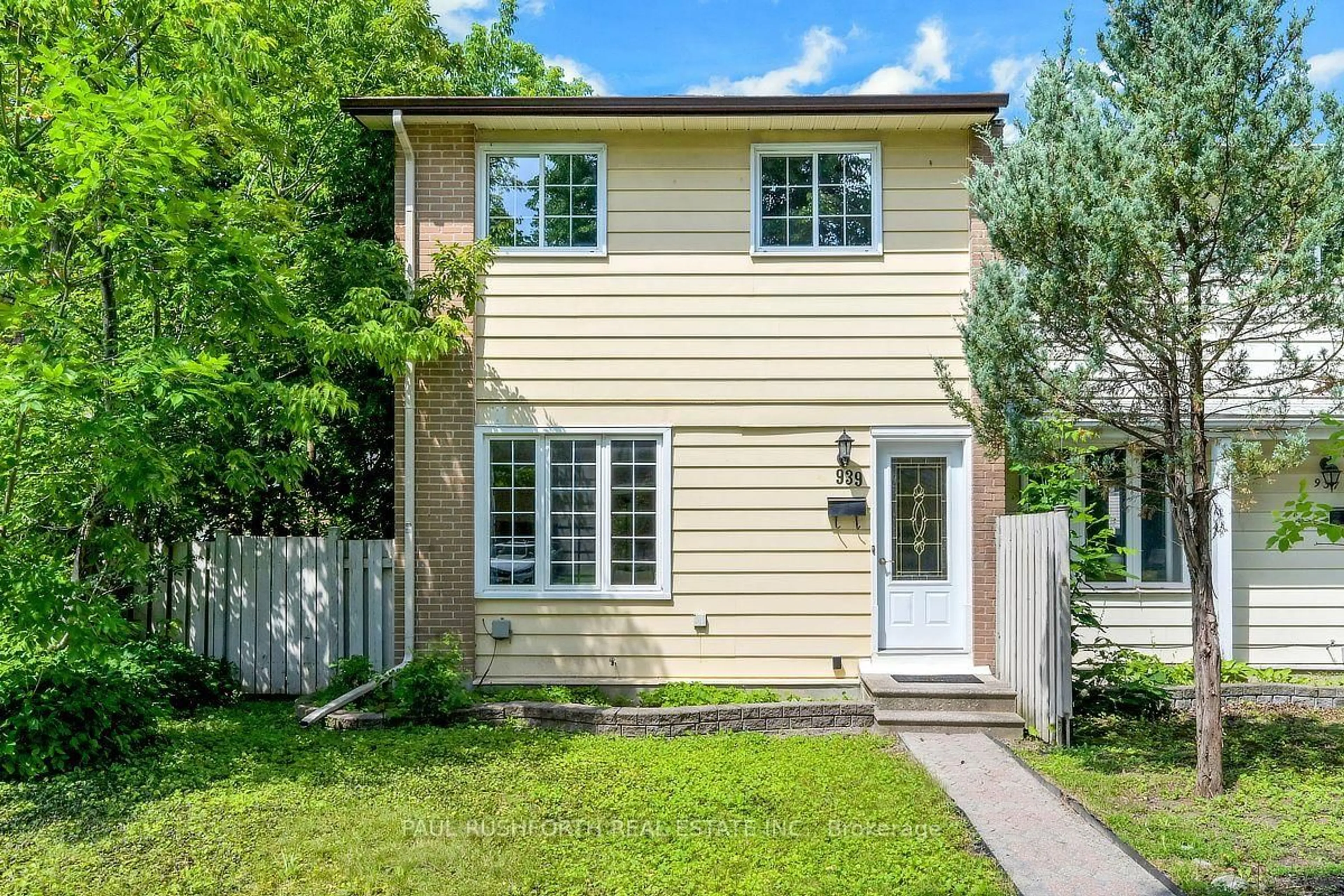 Home with vinyl exterior material, street for 939 Greenbriar Ave, Ottawa Ontario K2C 0J8