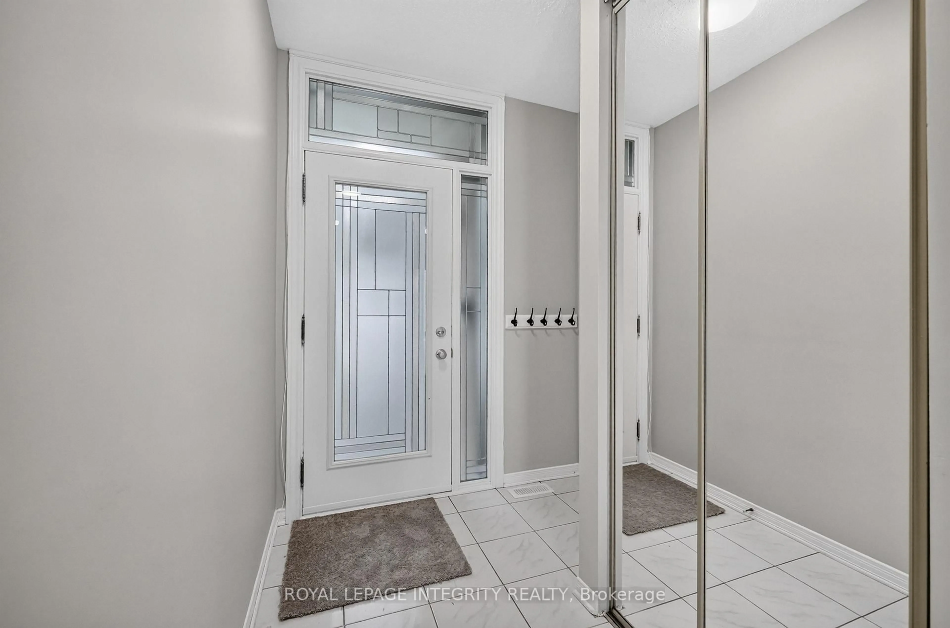 Indoor entryway for 1957 Crestmont Pl, Orleans Ontario K1W 1E4