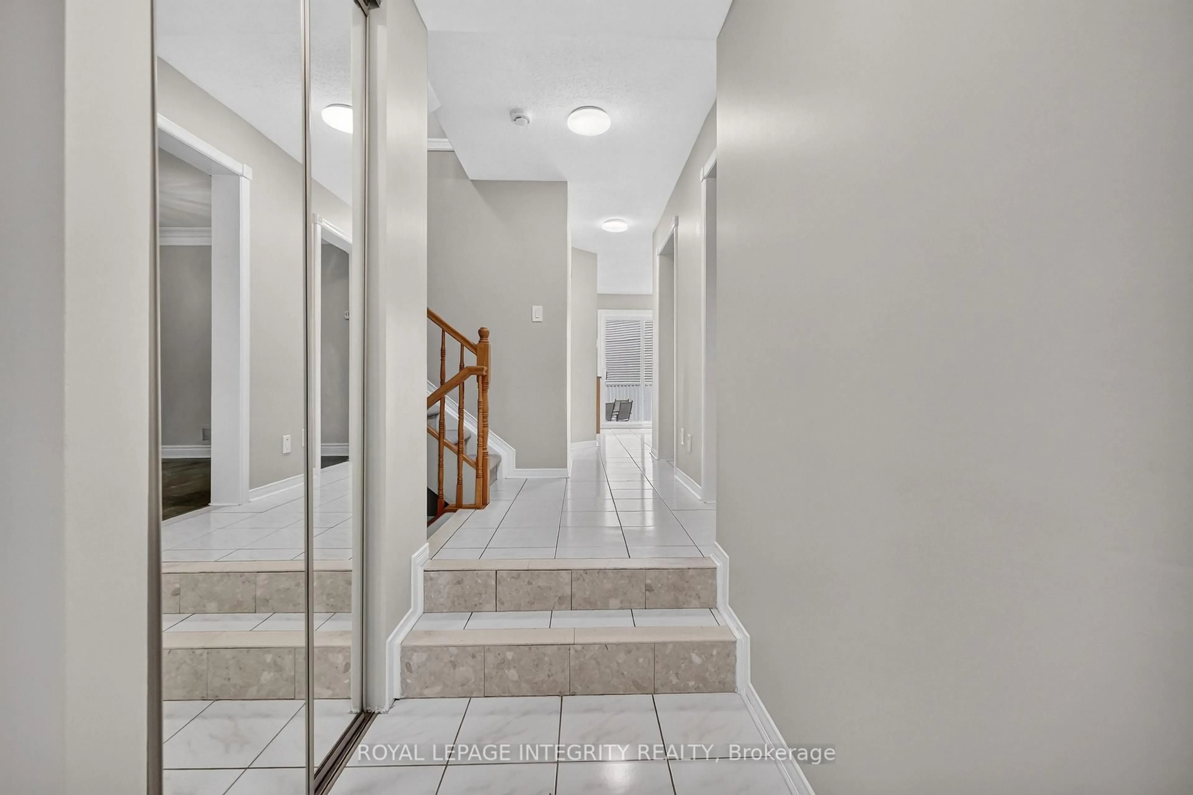 Indoor foyer for 1957 Crestmont Pl, Orleans Ontario K1W 1E4