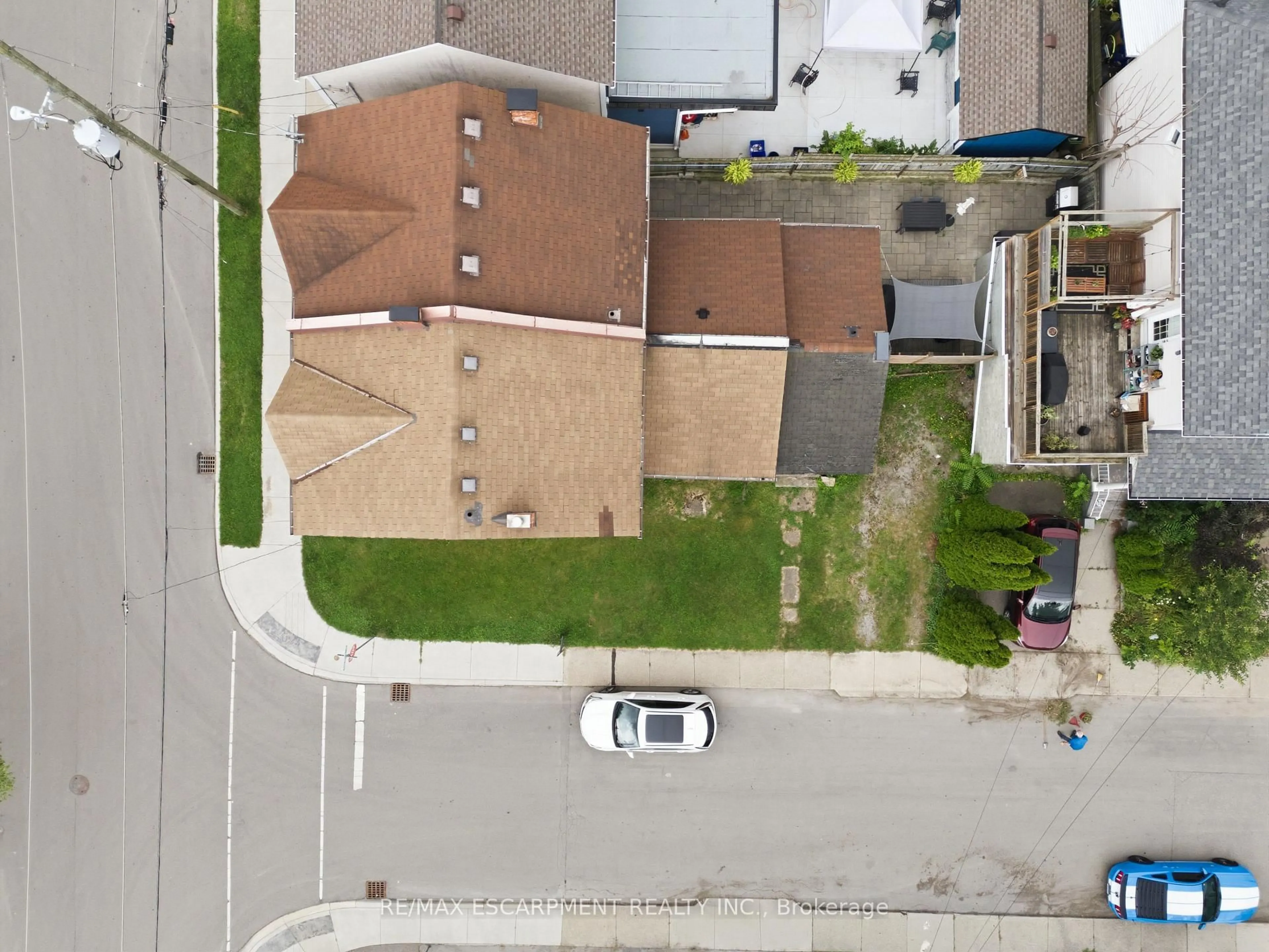 A pic from outside/outdoor area/front of a property/back of a property/a pic from drone, street for 203 Caroline St, Hamilton Ontario L8R 2S1